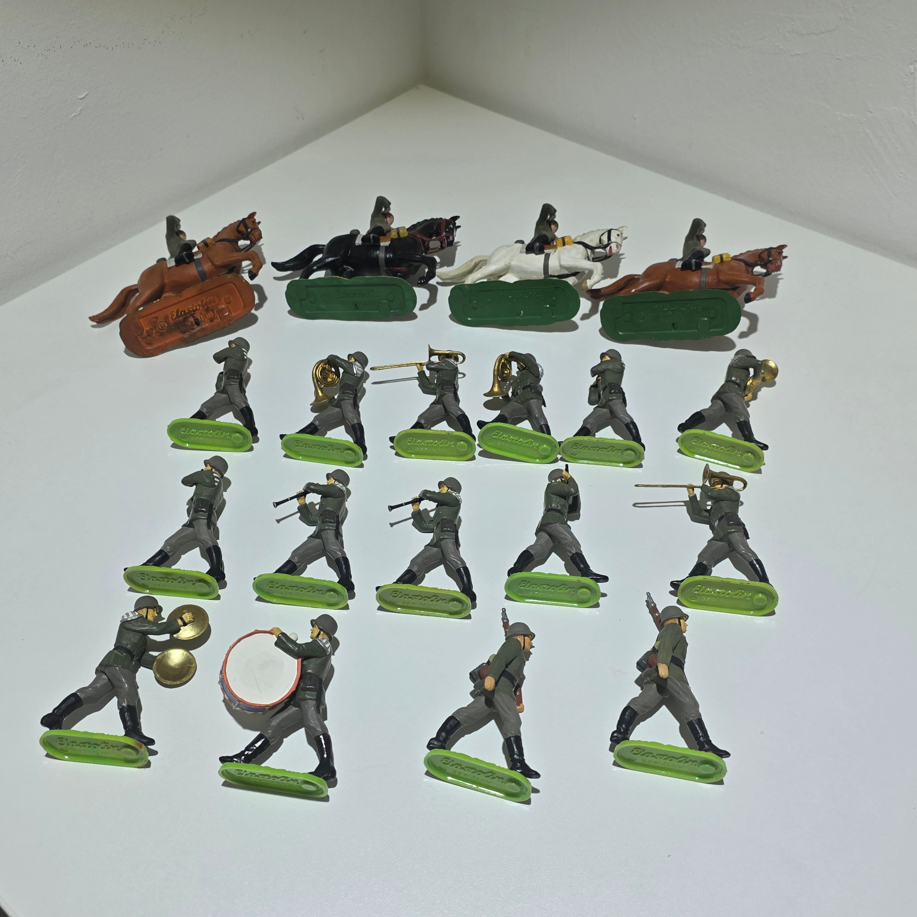 19 Hausser Elastolin Figuren 7 cm – Militärkapelle Musiker Reiter – Original mit Punkt Hausser