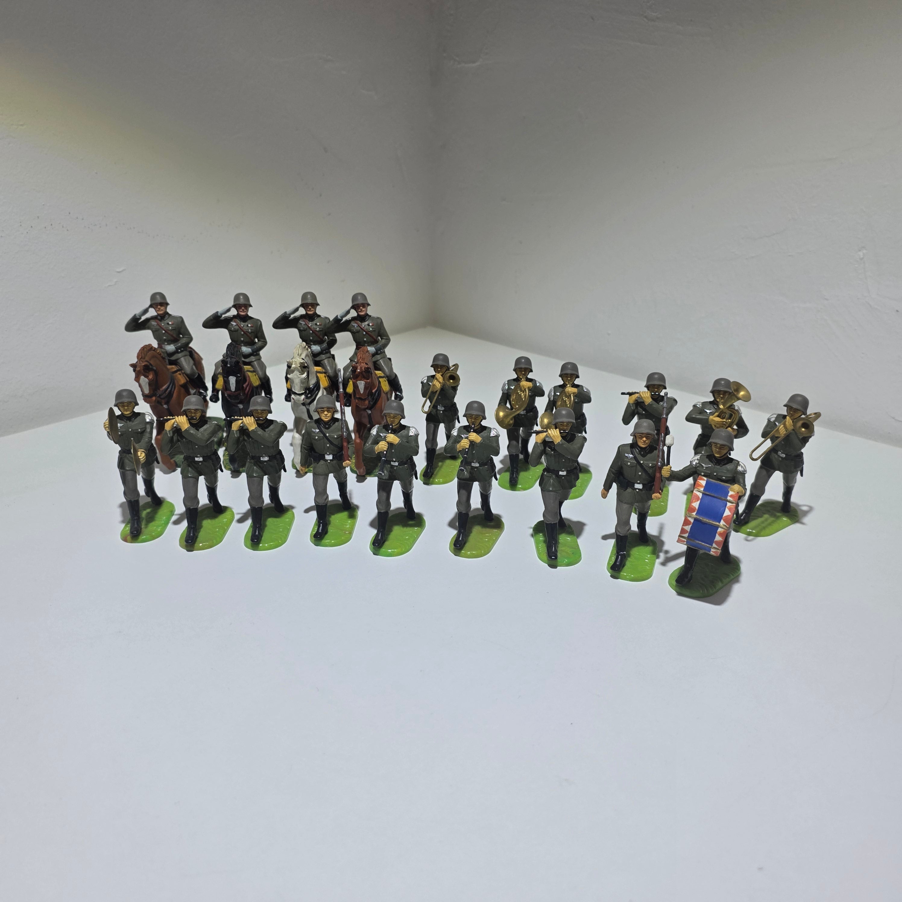 19 Hausser Elastolin Figuren 7 cm – Militärkapelle Musiker Reiter – Original mit Punkt Hausser