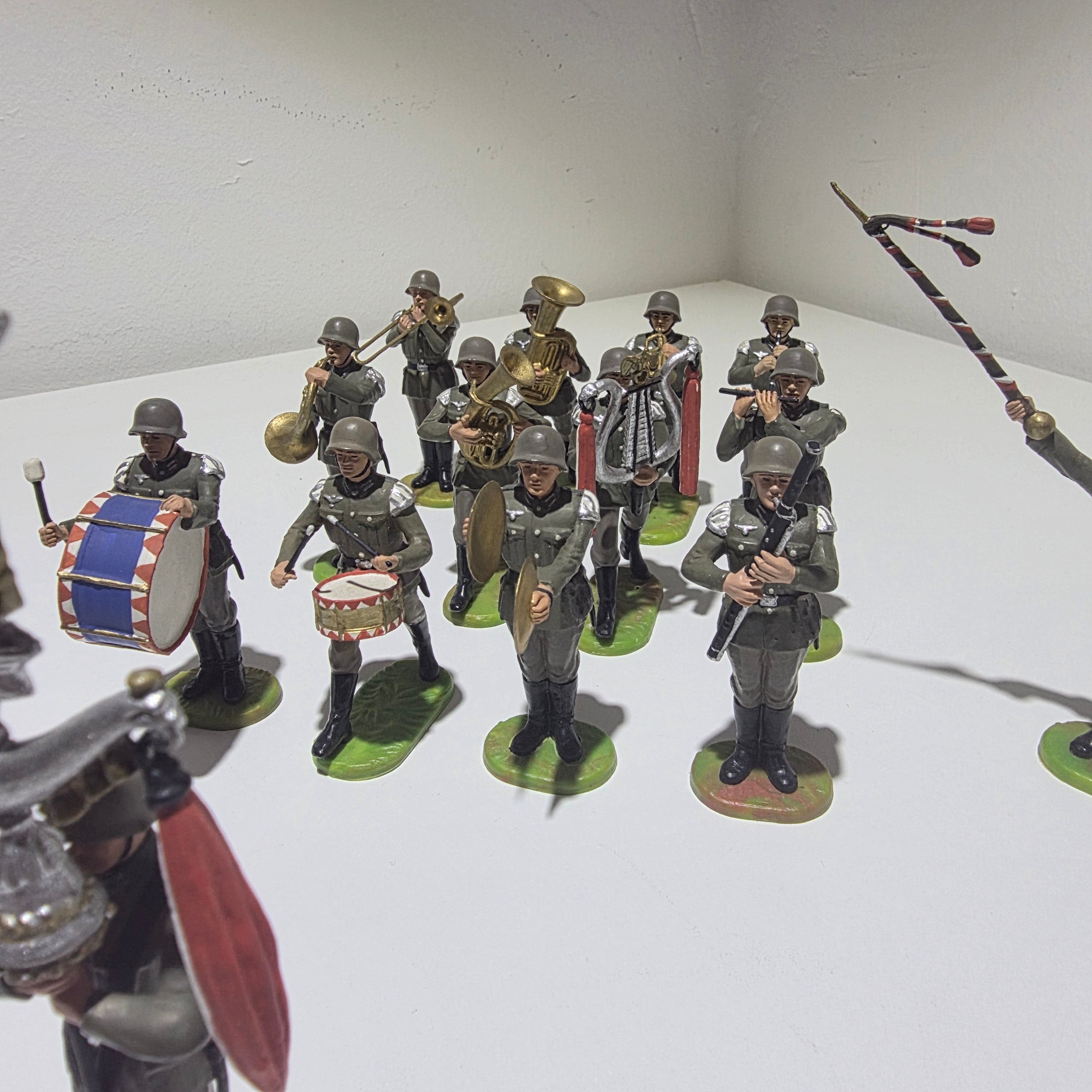Elastolin Germany Militärkapelle – 14 Figuren – Musikzug mit Schellenbaum und Stabführer Showroom Ansbach
