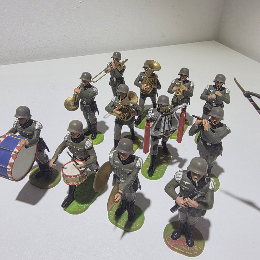Elastolin Germany Militärkapelle – 14 Figuren – Musikzug mit Schellenbaum und Stabführer Showroom Ansbach