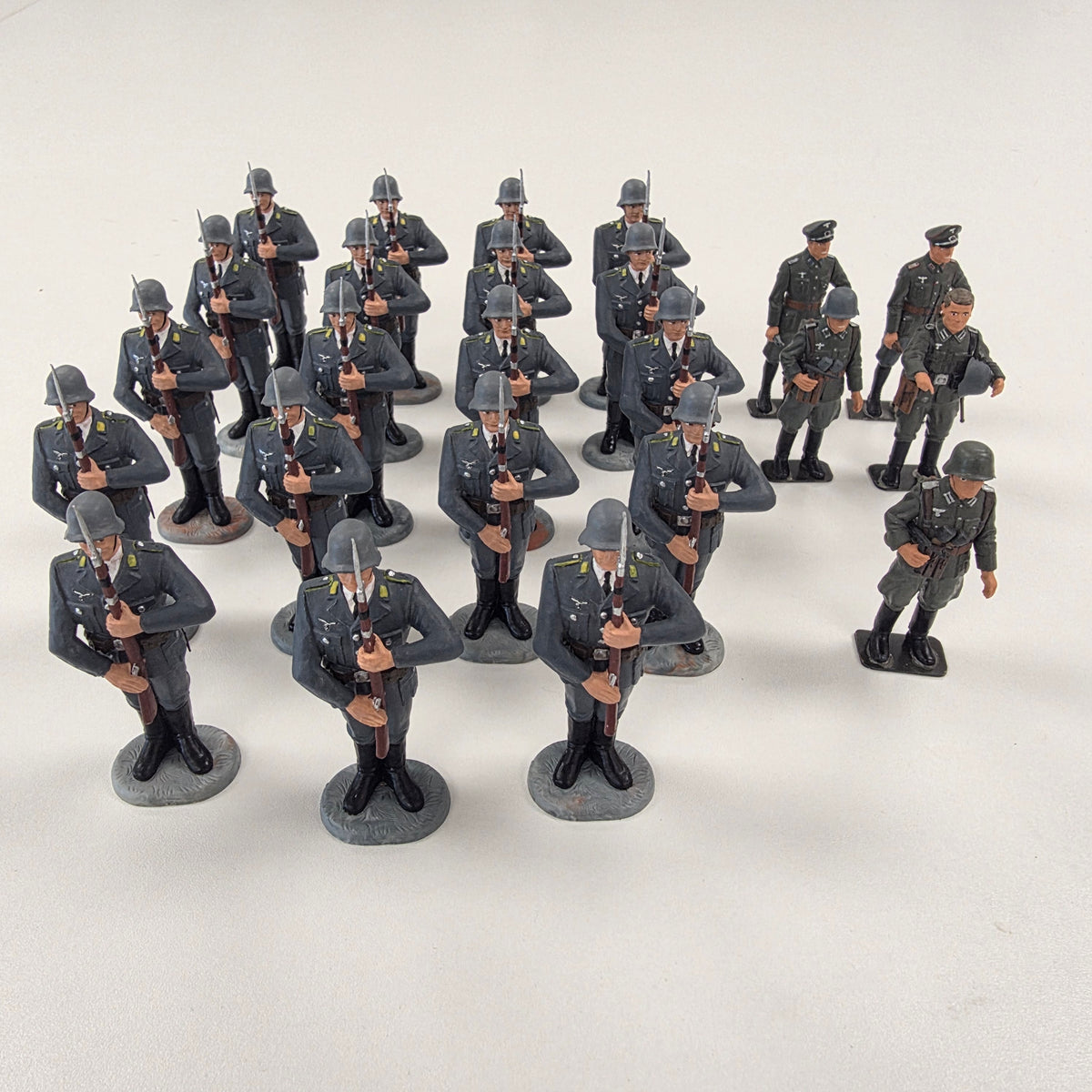 24 Elastolin Soldatenfiguren – Wehrmacht Showroom Ansbach