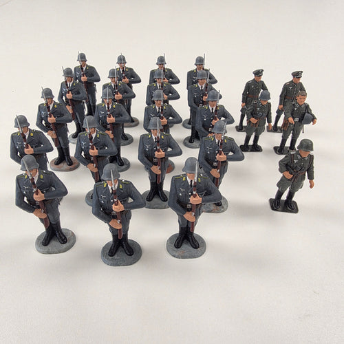 24 Elastolin Soldatenfiguren – Wehrmacht Showroom Ansbach