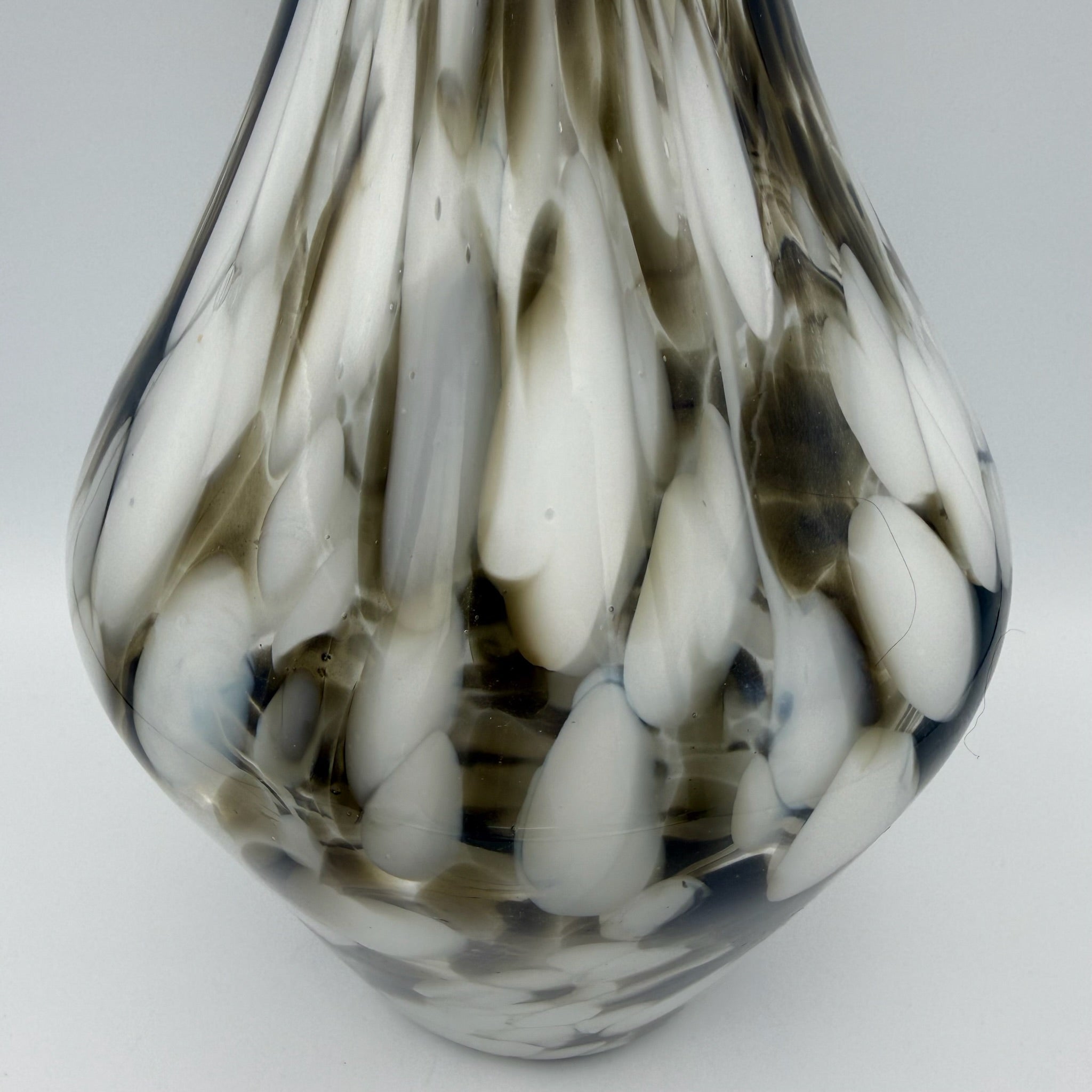 Große Murano Stil Opalglas Vase I Gekämmter Faden-Dekor Braun Weiß I Geraffter Rüschenrand Vintage 1970er I 33,5 cm Showroom Ansbach