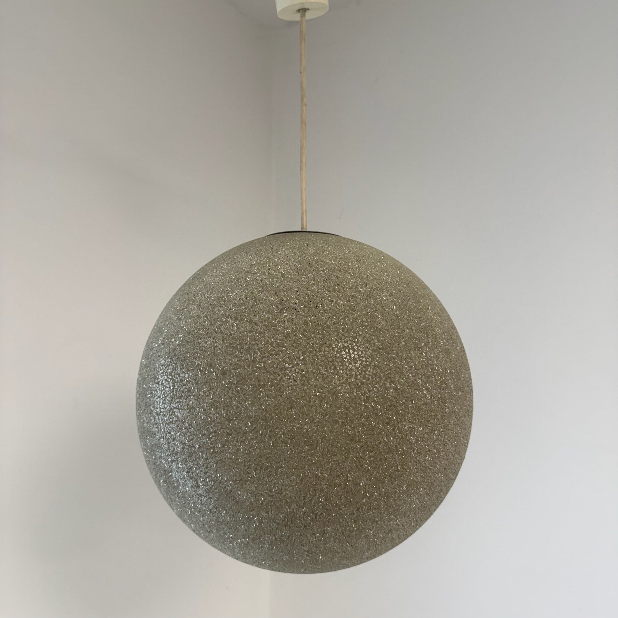 Ikonische 70er Jahre Granulat Kugellampe I Funkelnde Acryl-Prismen Hängelampe I Mid-Century Space Age Pendelleuchte 30 cm Showroom Ansbach