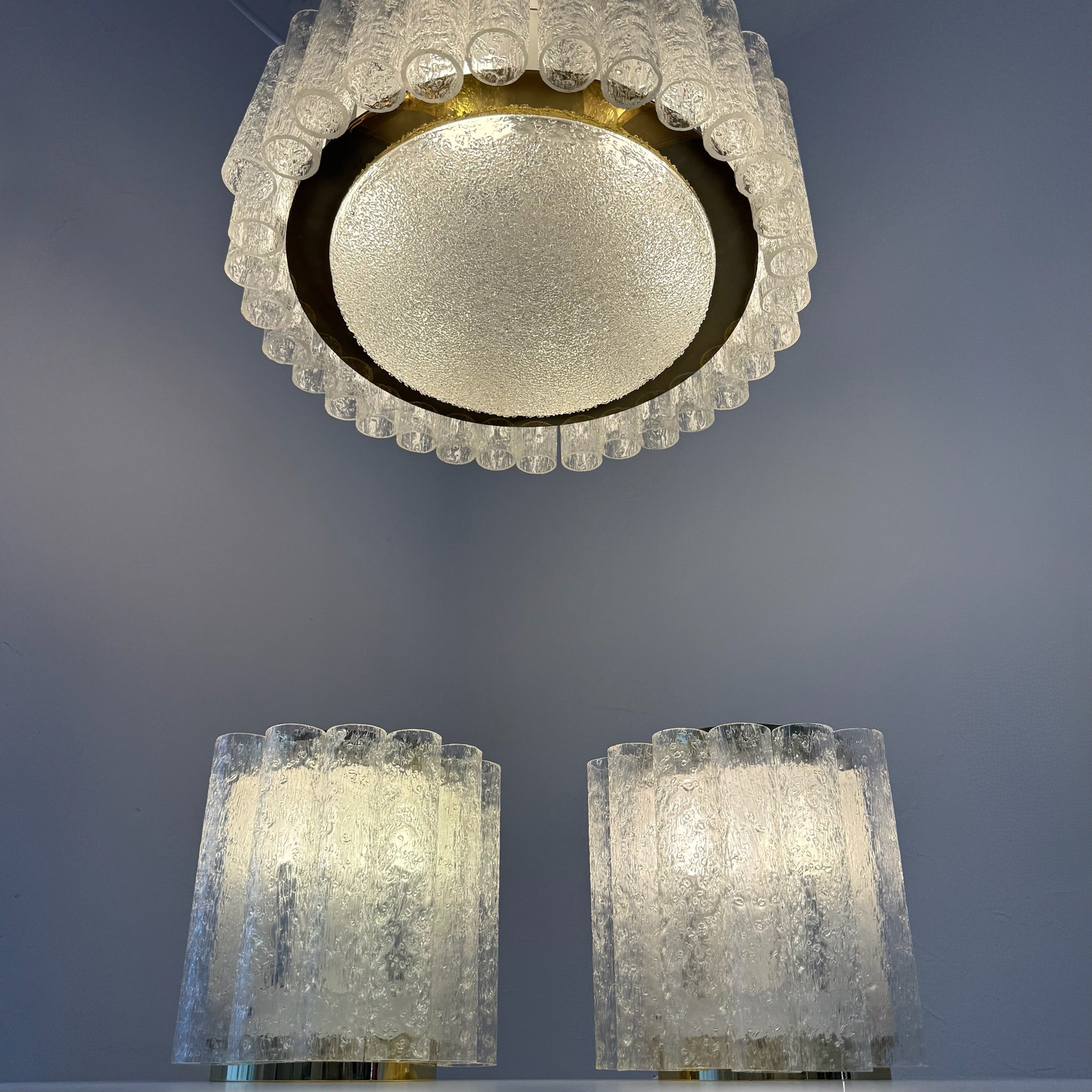 3tlg. Doria Leuchten Eisglas Ensemble I Große Deckenlampe & 2 Wandlampen 1960er I Mid-Century Space Age Set I Original Etiketten Doria Leuchten