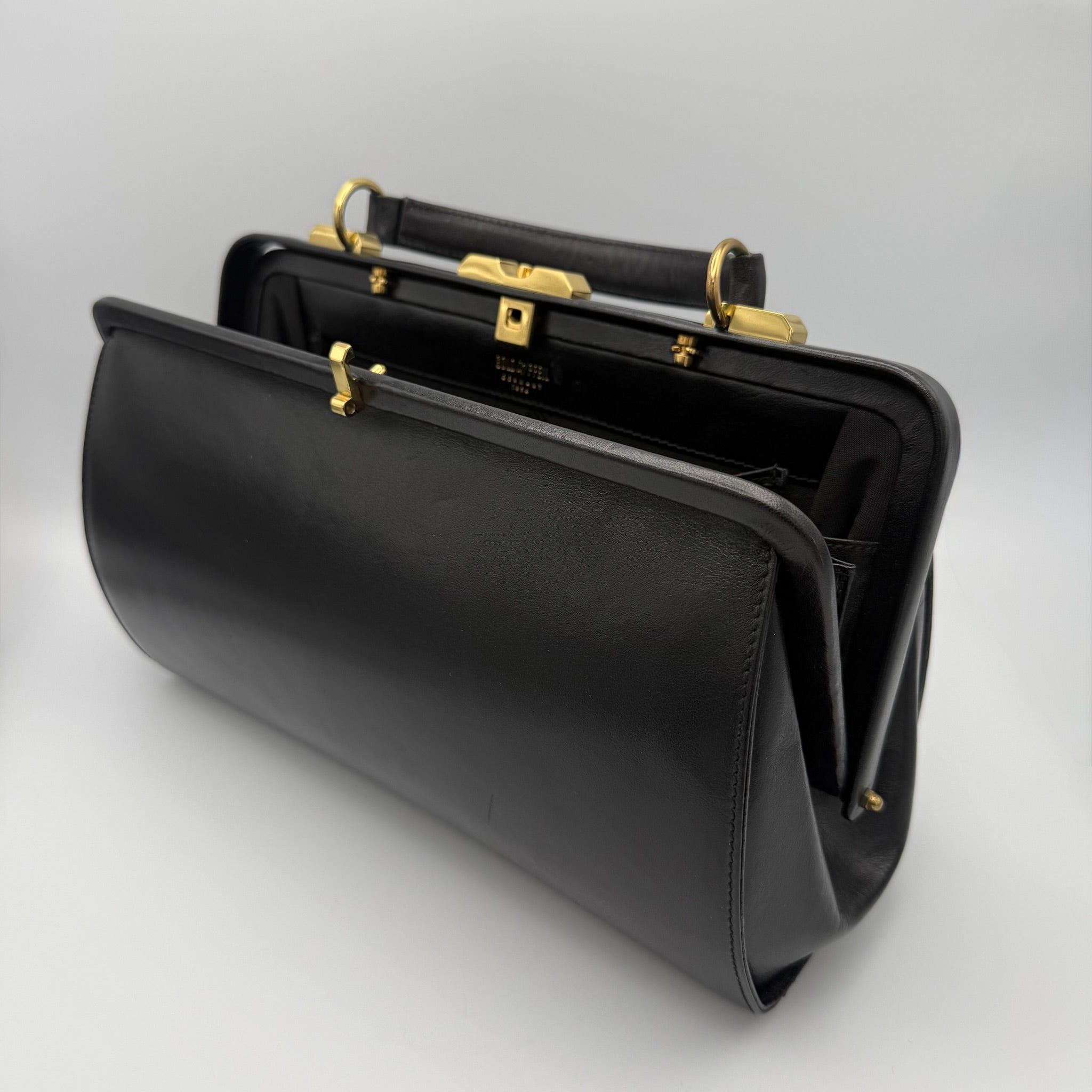 Goldpfeil Vintage Lederhandtasche I Black Boxcalf I Gold-Hardware I Mid-Century um 1960 I Mit Spiegel I 33 cm Gold Pfeil