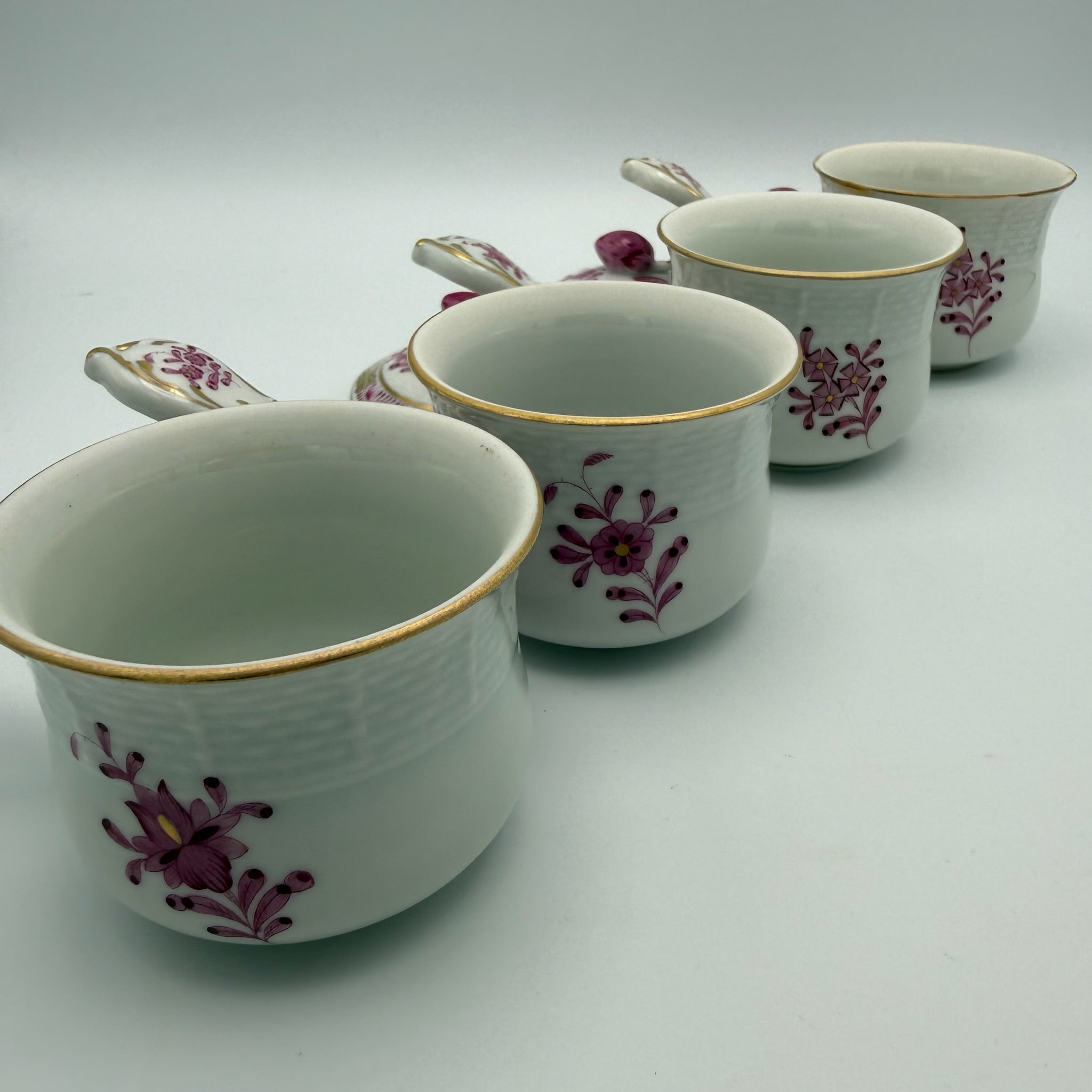 4er Set Herend Schokoladentassen mit Deckel I Apponyi Purpur I Handgemalt Rosenknauf Goldstaffage I Seltene Crème-Töpfen Herend
