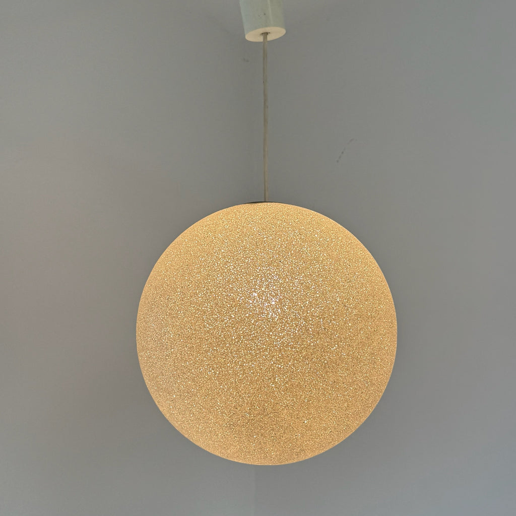 Ikonische 70er Jahre Granulat Kugellampe I Funkelnde Acryl-Prismen Hängelampe I Mid-Century Space Age Pendelleuchte 30 cm Showroom Ansbach