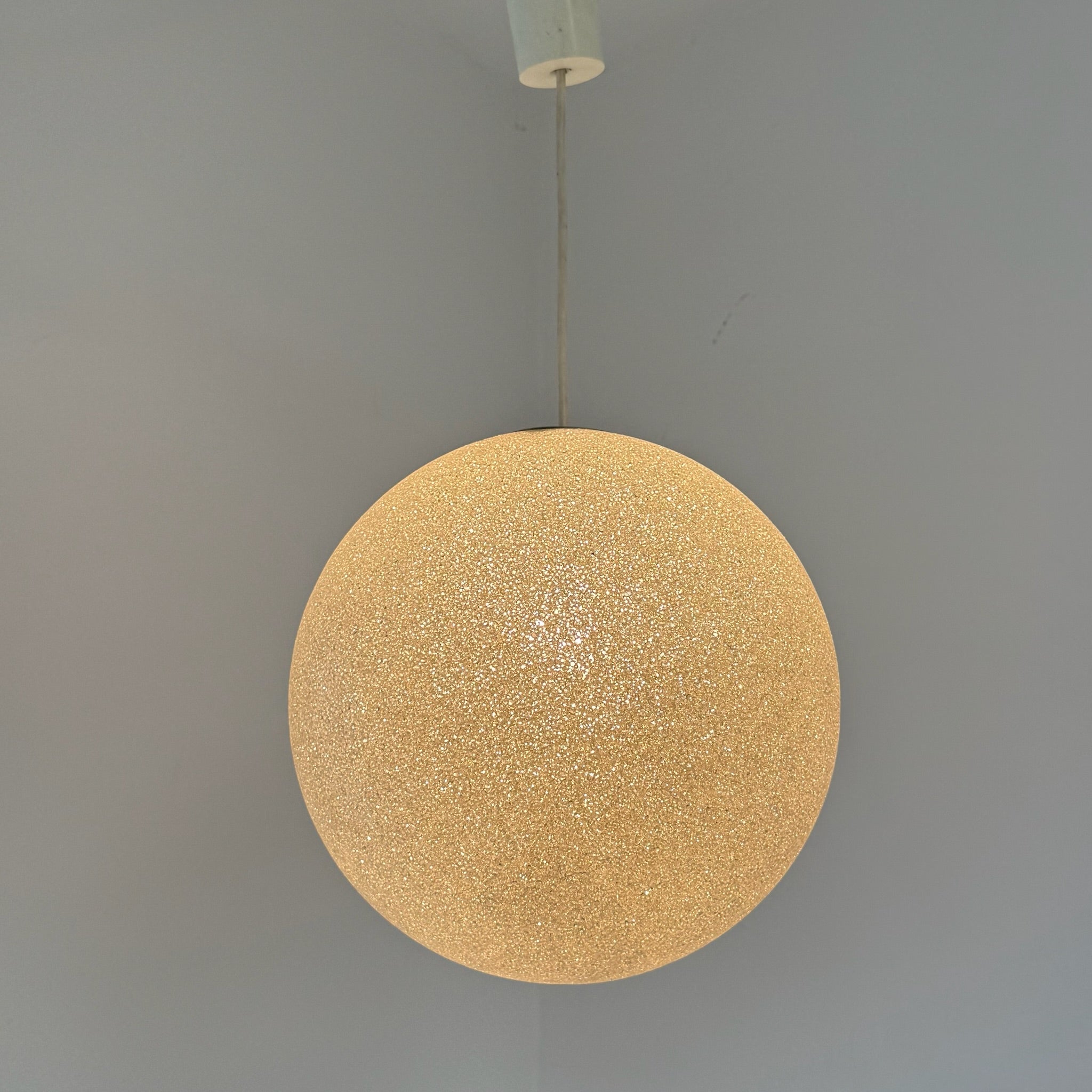 Ikonische 70er Jahre Granulat Kugellampe I Funkelnde Acryl-Prismen Hängelampe I Mid-Century Space Age Pendelleuchte 30 cm Showroom Ansbach