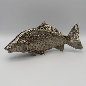 Italienischer Design Serviettenhalter Fisch I Hollywood Regency 1960er/70er I Modello Depositato Bicolor Silber & Messing Karpfen 23,4 cm
