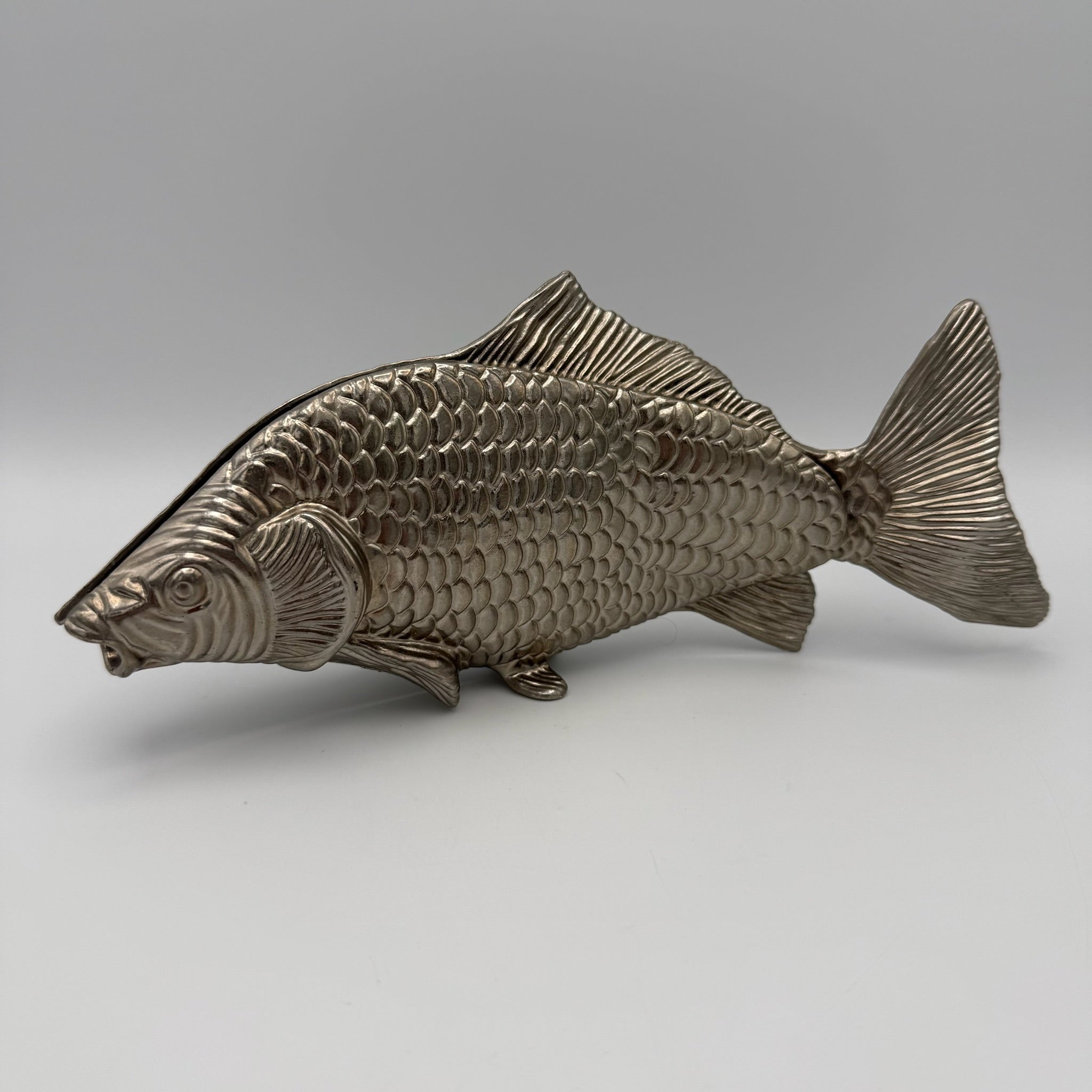 Italienischer Design Serviettenhalter Fisch I Hollywood Regency 1960er/70er I Modello Depositato Bicolor Silber & Messing Karpfen 23,4 cm Showroom Ansbach