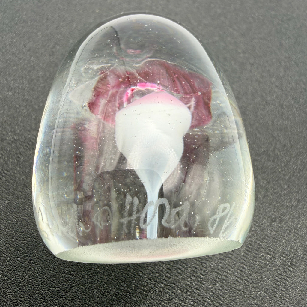 Künstlersigniertes Glas Paperweight 1986 I Eingeschmolzene purpurrote Blume I Glasbriefbeschwerer Handarbeit 5,6 cm Showroom Ansbach