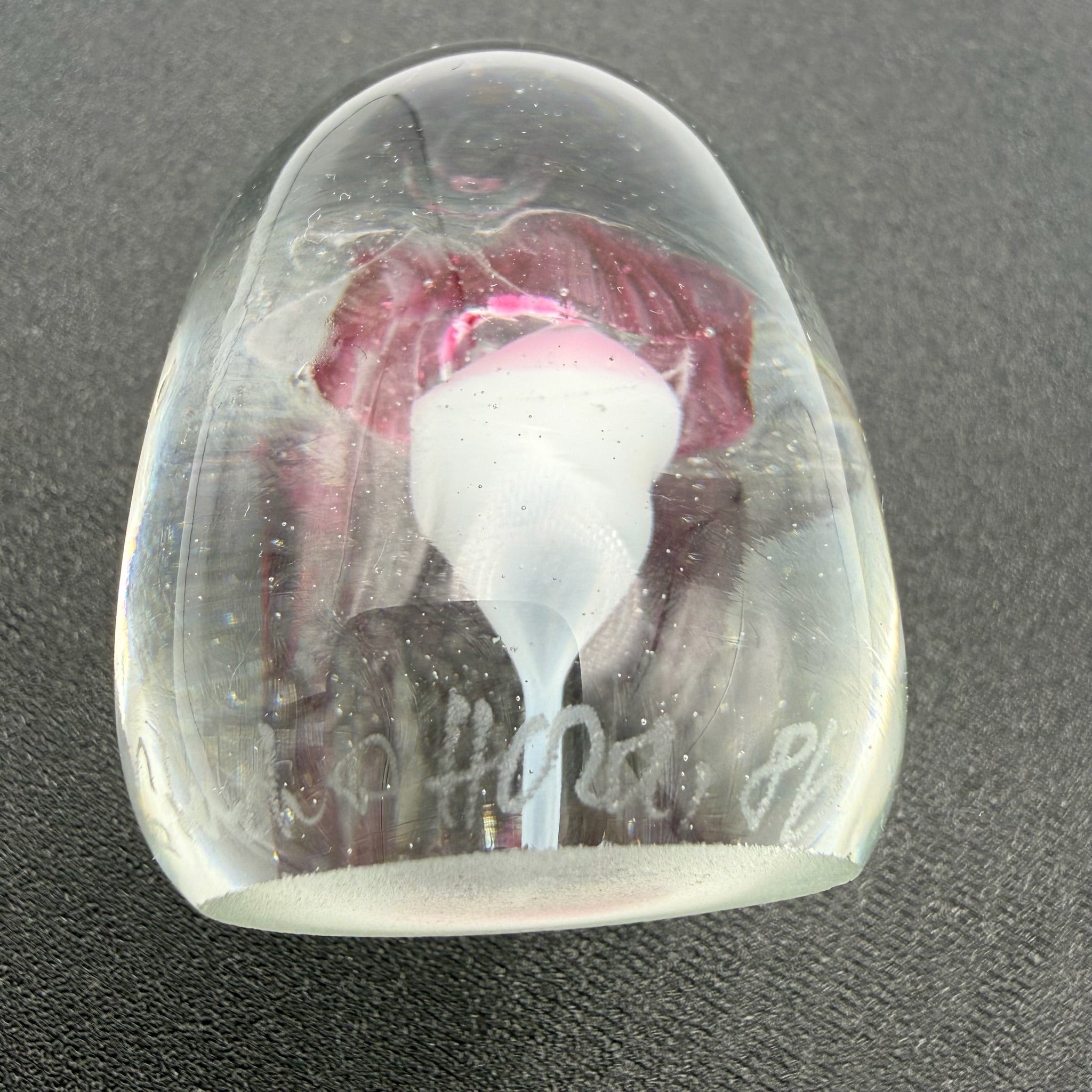 Künstlersigniertes Glas Paperweight 1986 I Eingeschmolzene purpurrote Blume I Glasbriefbeschwerer Handarbeit 5,6 cm Showroom Ansbach