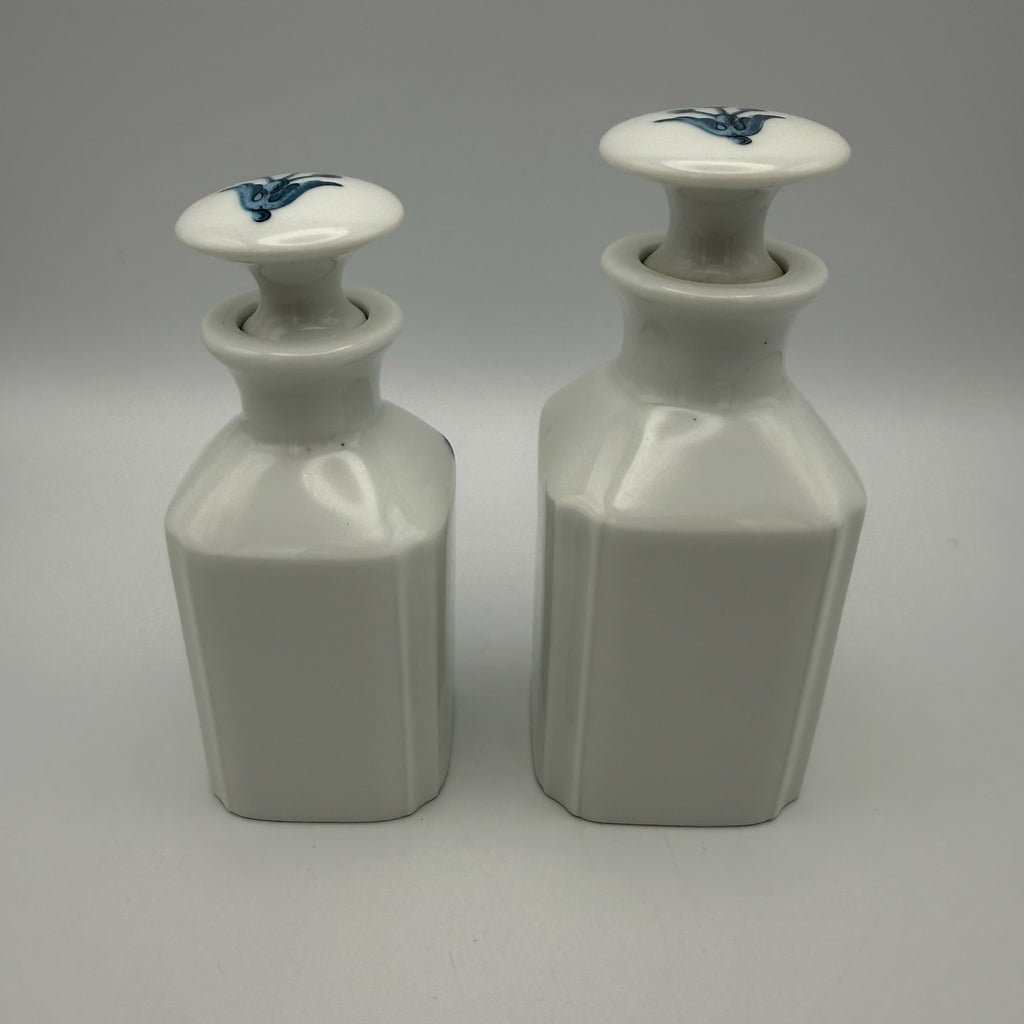 3tlg Porcelaine de Paris Badezimmer Set I Dekor Lamballe Schwanen-Motiv I Flakons & Deckeldose Frankreich 1970er Porcelaine de Paris
