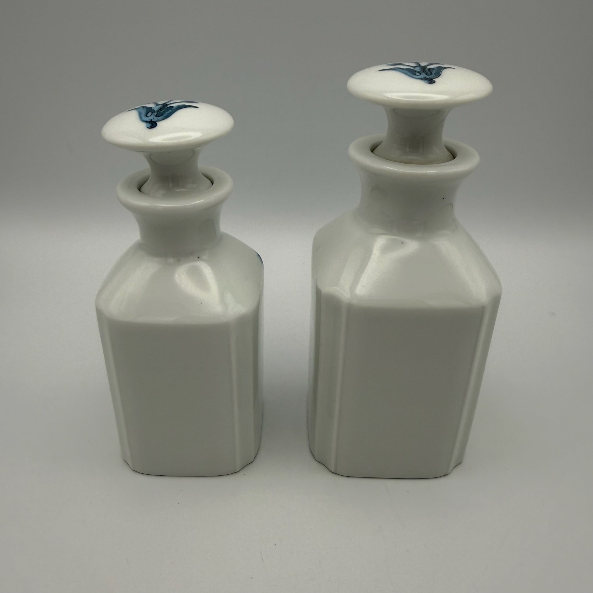 3tlg Porcelaine de Paris Badezimmer Set I Dekor Lamballe Schwanen-Motiv I Flakons & Deckeldose Frankreich 1970er Porcelaine de Paris