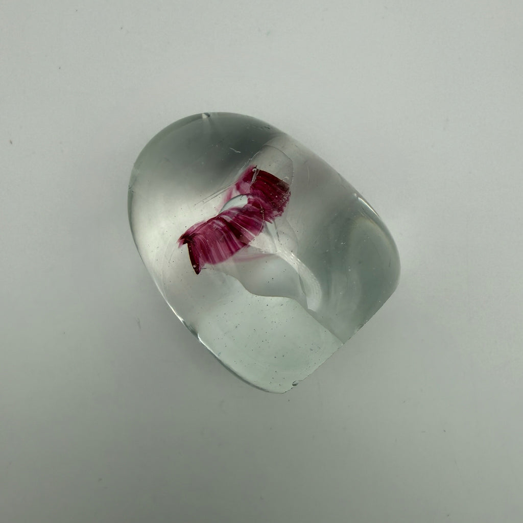 Künstlersigniertes Glas Paperweight 1986 I Eingeschmolzene purpurrote Blume I Glasbriefbeschwerer Handarbeit 5,6 cm Showroom Ansbach