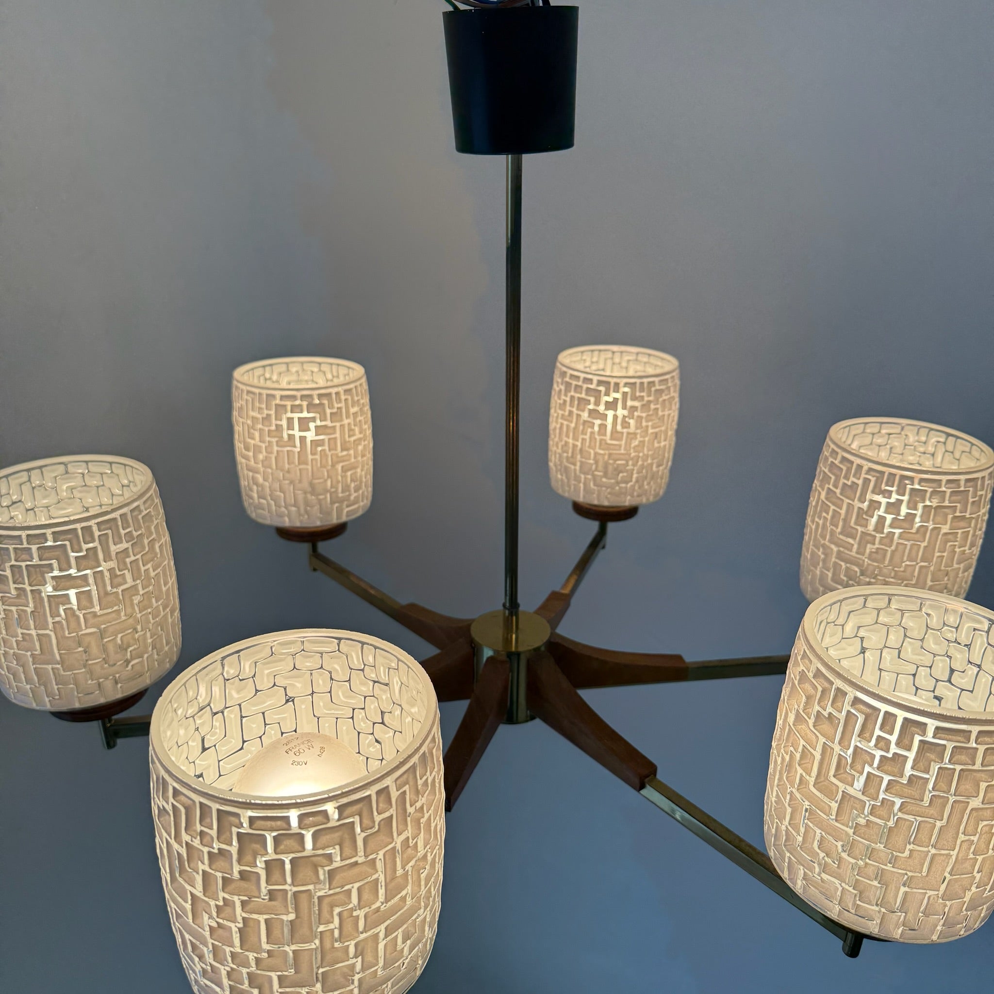 6-flammige Mid-Century Kronleuchter Teakholz & Messing I Skandinavischer Stil 1960er I Mosaik Glas-Schirme I Vintage 70 cm Showroom Ansbach