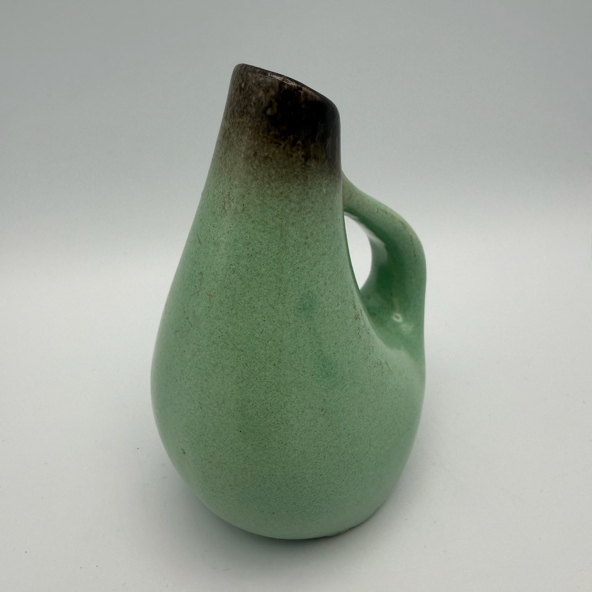Mid-Century Henkelvase I Mintgrün & Braun I Organische Krugvase I West Germany 1950er 1960er I 10,5 cm Showroom Ansbach
