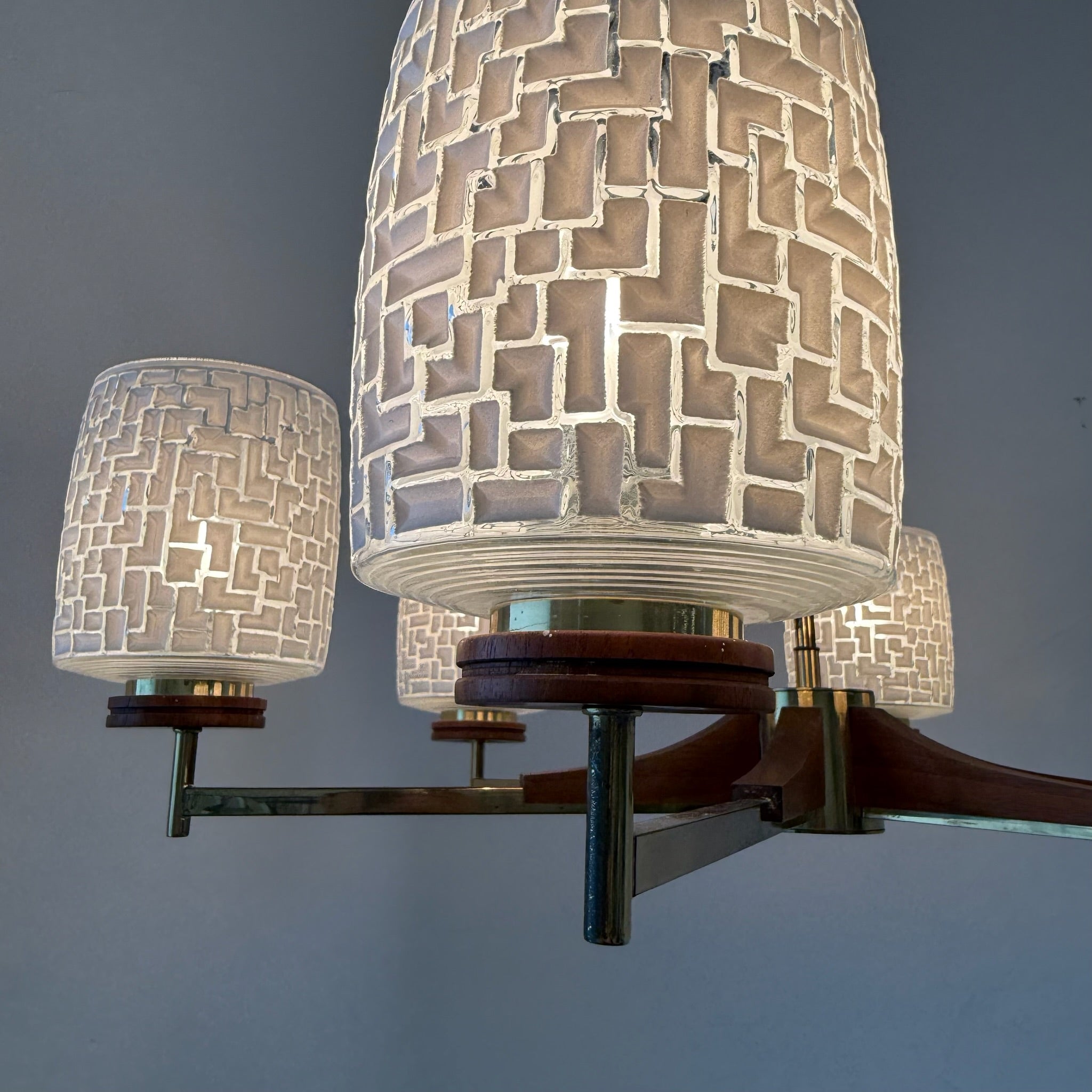 6-flammige Mid-Century Kronleuchter Teakholz & Messing I Skandinavischer Stil 1960er I Mosaik Glas-Schirme I Vintage 70 cm Showroom Ansbach