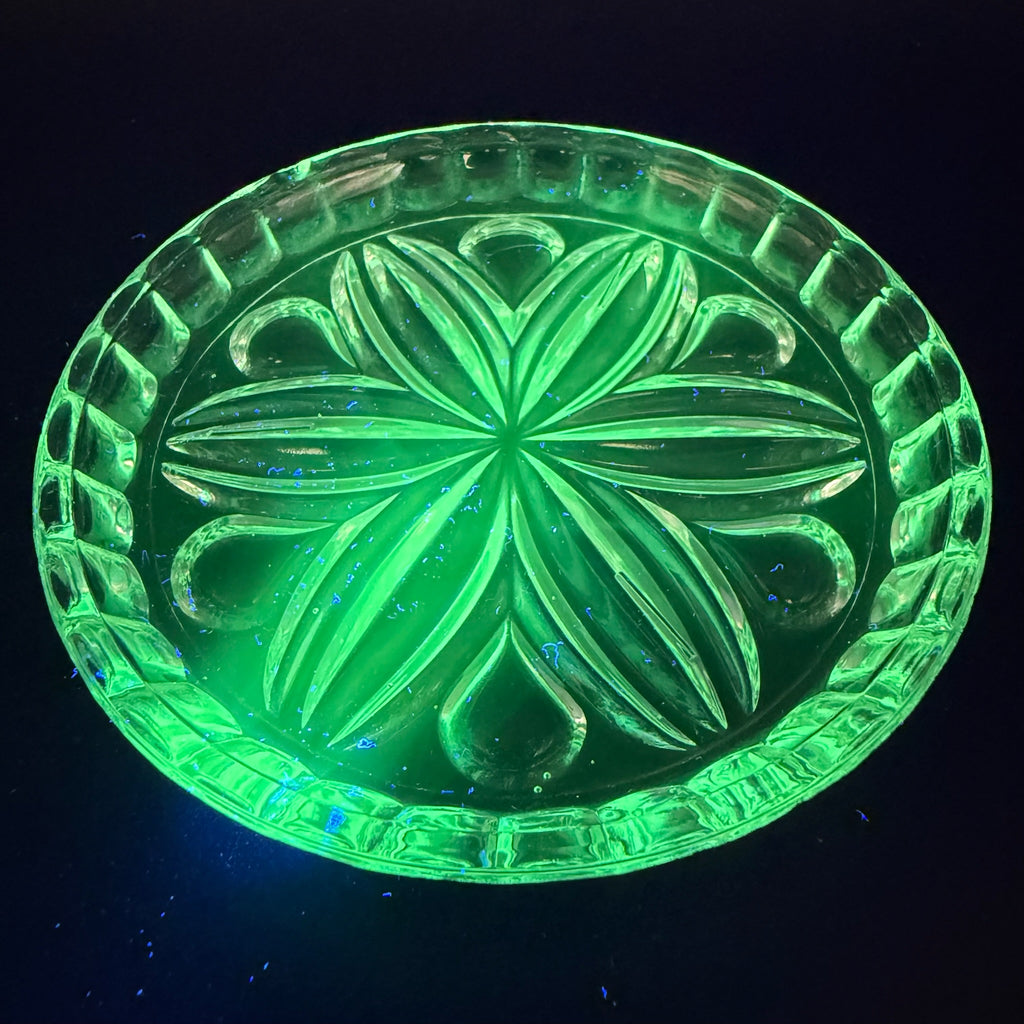 2x Uranglas Teller Untersetzer UV Glas fluoreszierend Art Deco 10,8 cm Showroom Ansbach