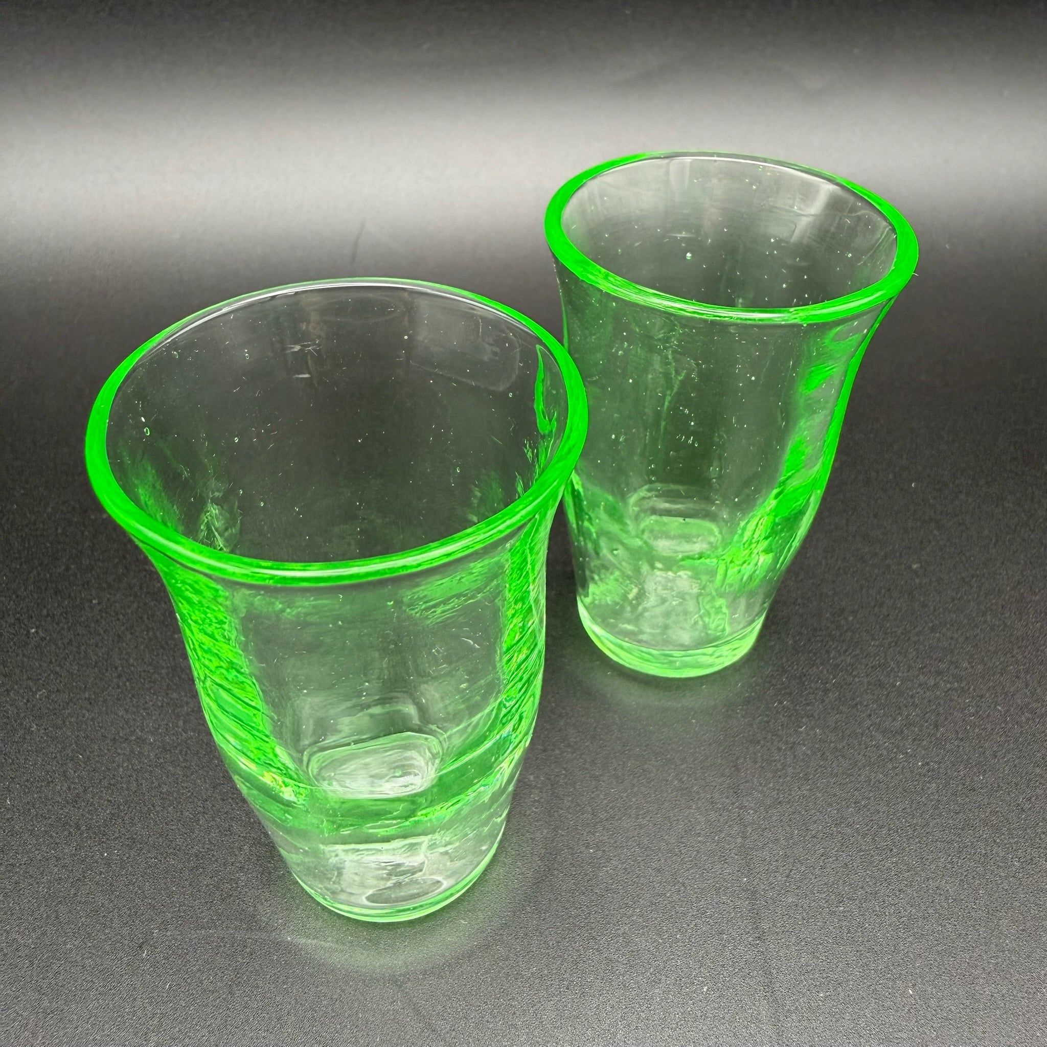 2 Uranglas Schnapsgläser | Vintage Vaseline Glass | Fluoreszierend unter UV-Licht | Handgearbeitet | 6 cm Showroom Ansbach