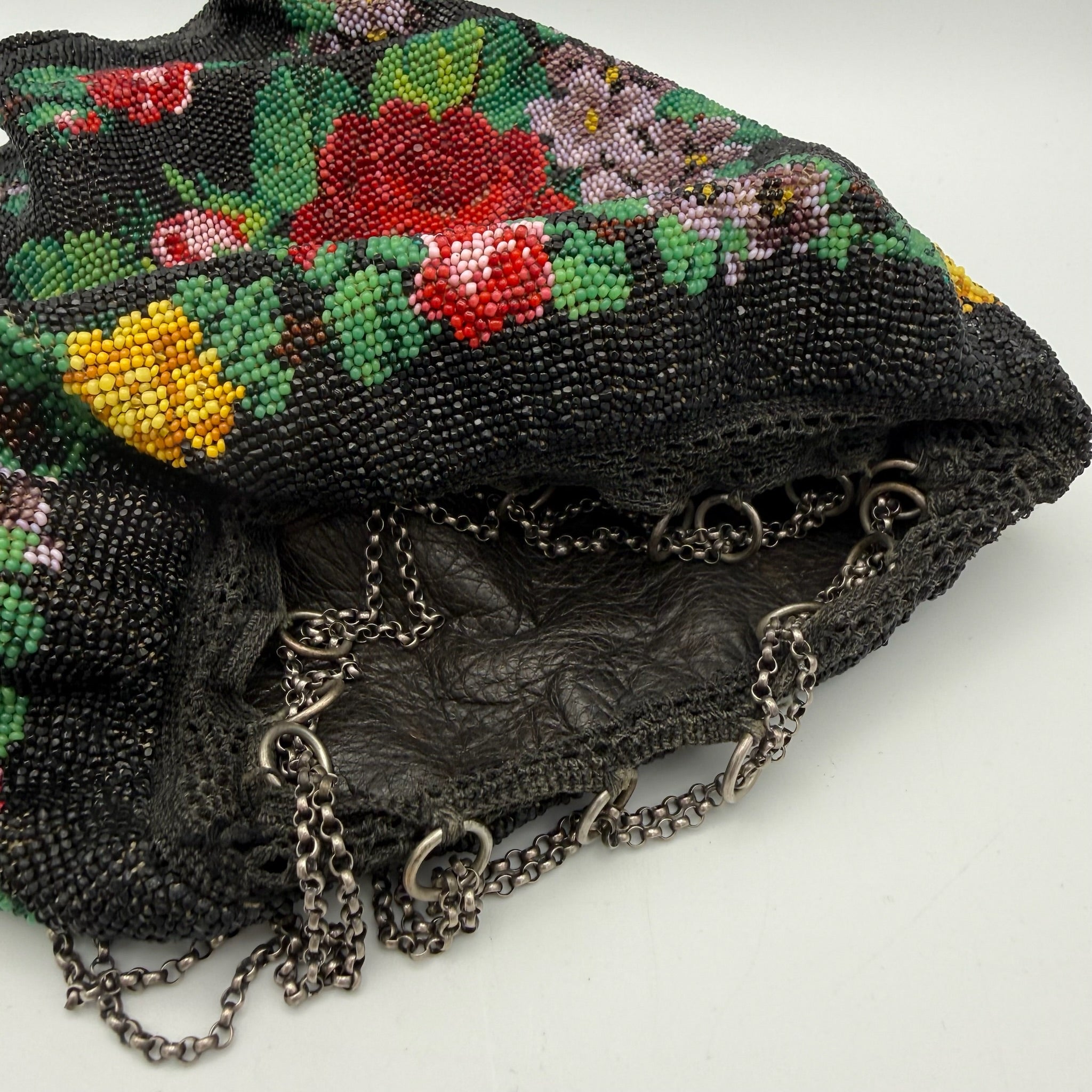 Antike Perlenhandtasche Biedermeier / Jugendstil I Handgestrickt Sandperlen Rosendekor I Lederfutter & Kette um 1900 Showroom Ansbach