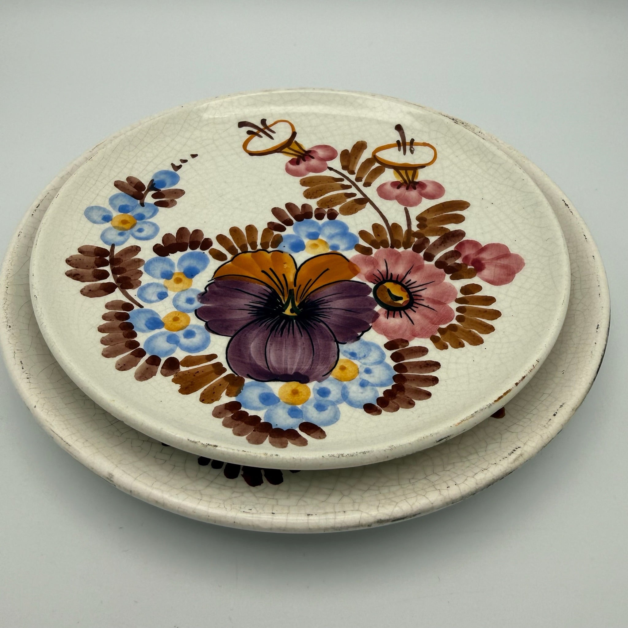 2er Set antike Bauernkeramik Teller I Handbemalt Steti I Stiefmütterchen Böhmen I Krakelee Shabby Chic Showroom Ansbach