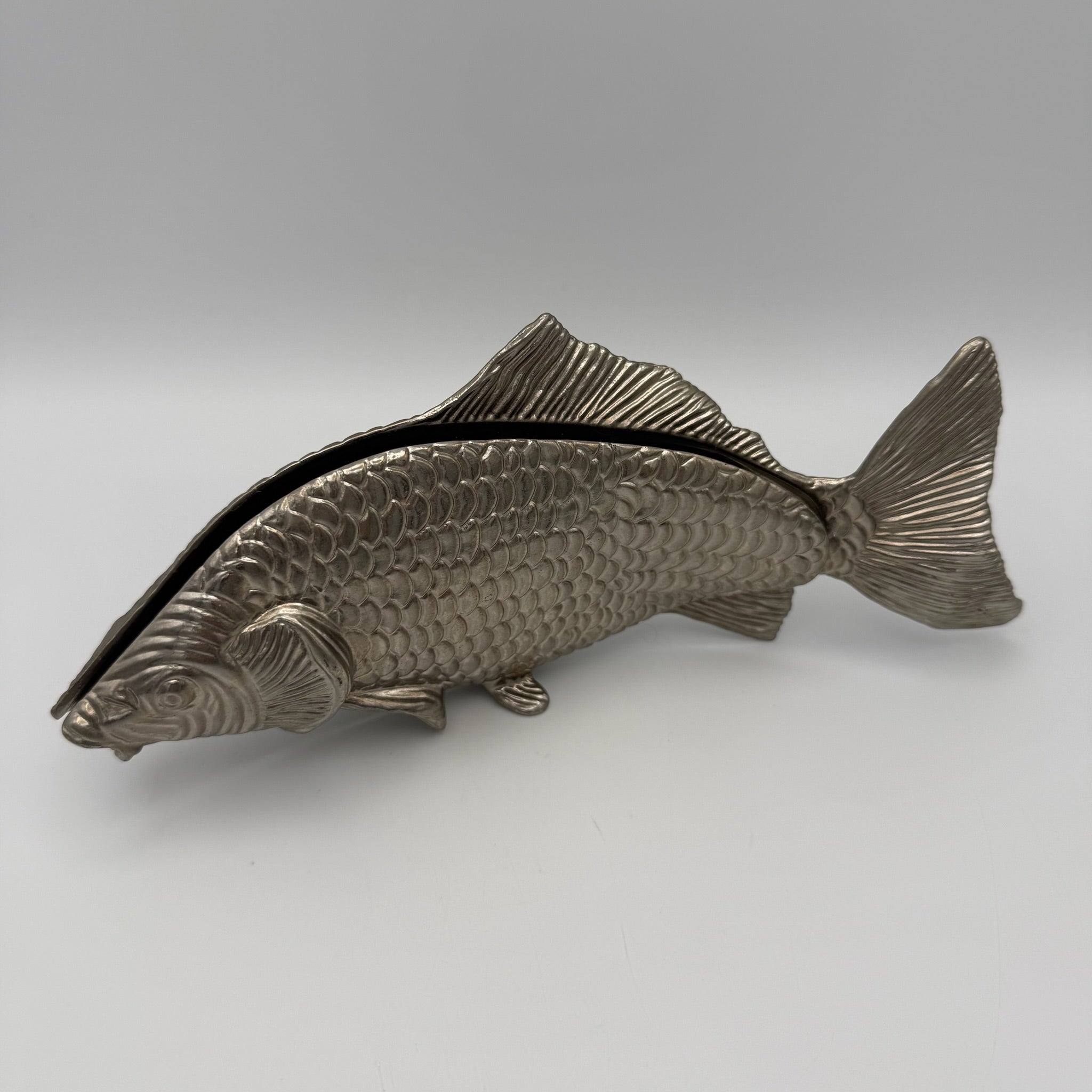 Italienischer Design Serviettenhalter Fisch I Hollywood Regency 1960er/70er I Modello Depositato Bicolor Silber & Messing Karpfen 23,4 cm Showroom Ansbach