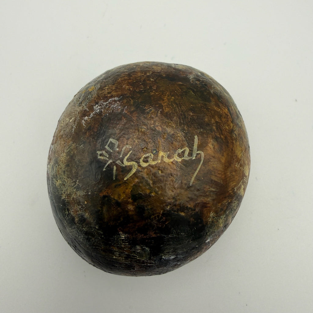 Original Inuit Kunst I Handbemalter Naturstein I Kanada I Handsigniert „Sarah“ I 5,6 cm Showroom Ansbach
