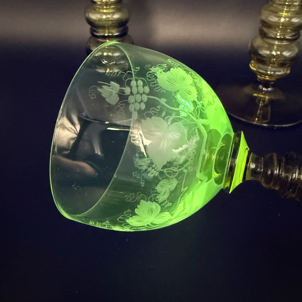 3 Uranglas Römergläser mit Weinlaub Gravur | Uranium Glass | Grüner Nodus-Schaft | Vintage Weingläser | 18 cm Showroom Ansbach