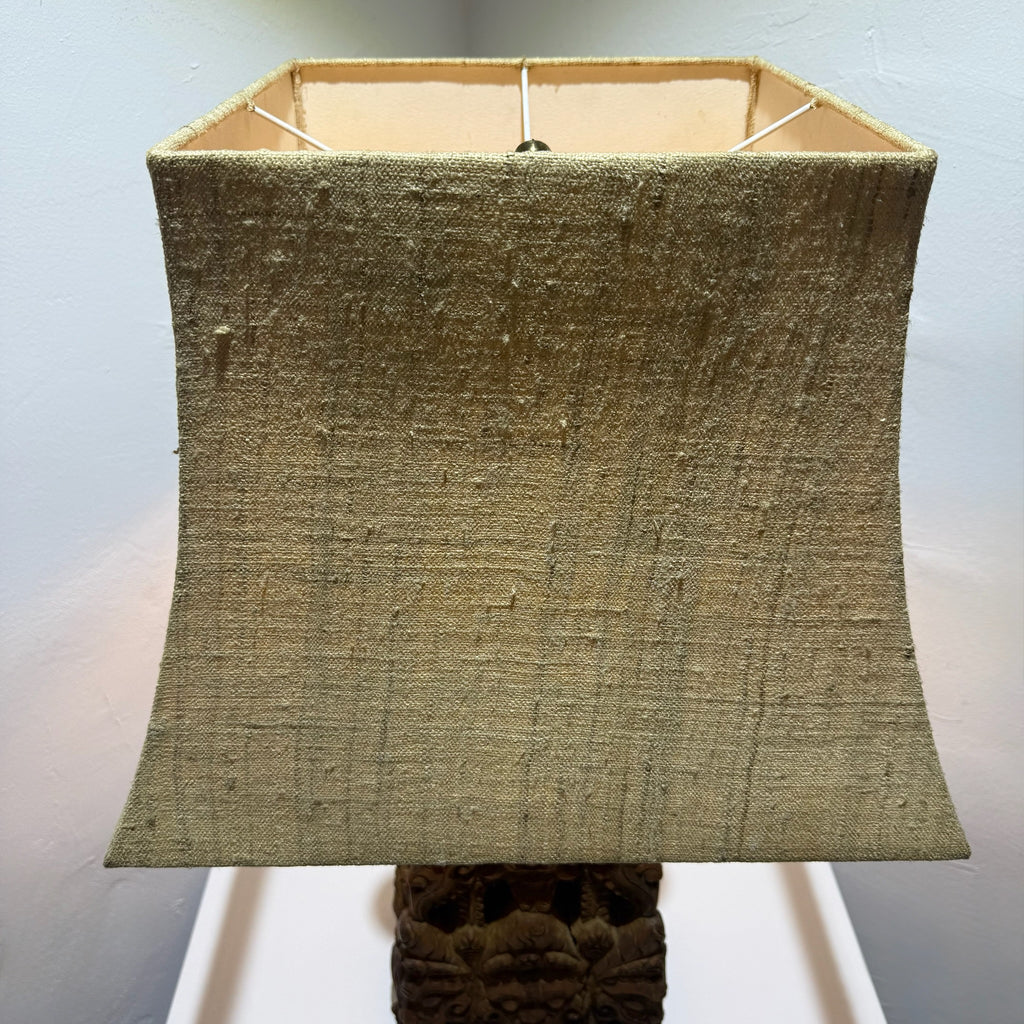 Große balinesische Tempellampe aus handgeschnitztem Hartholz – wahrscheinlich 19. Jahrhundert – monumentale Holzschnitzerei, 71 cm Showroom Ansbach