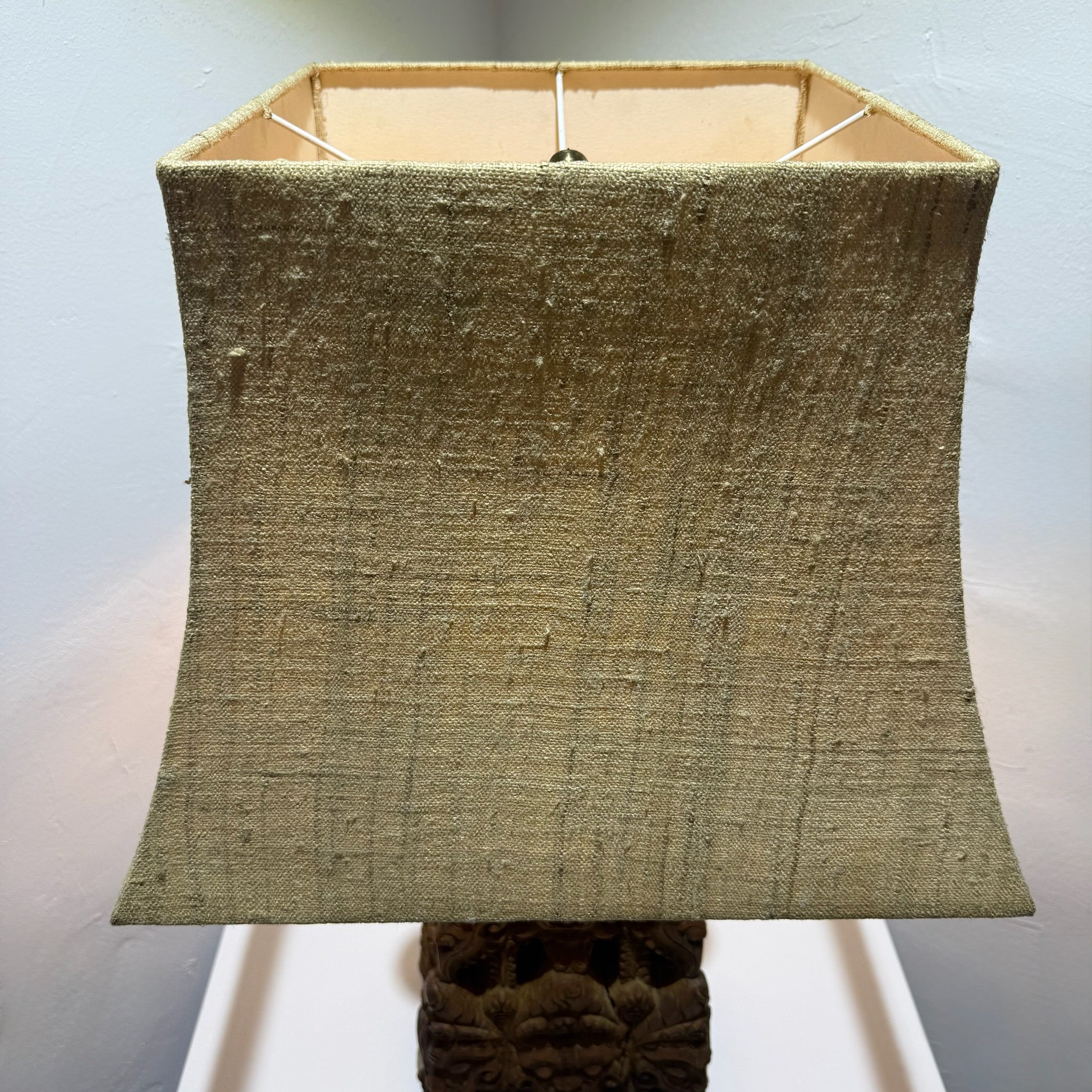 Große balinesische Tempellampe aus handgeschnitztem Hartholz – wahrscheinlich 19. Jahrhundert – monumentale Holzschnitzerei, 71 cm Showroom Ansbach
