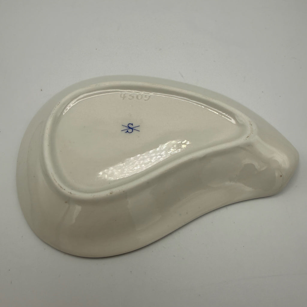 Kister Scheibe-Alsbach Prunkschälchen I Art Déco um 1930 I Erhabene Perlmalerei I Blattform Weiß Gold I 12,8 cm A. W. Fr. Kister