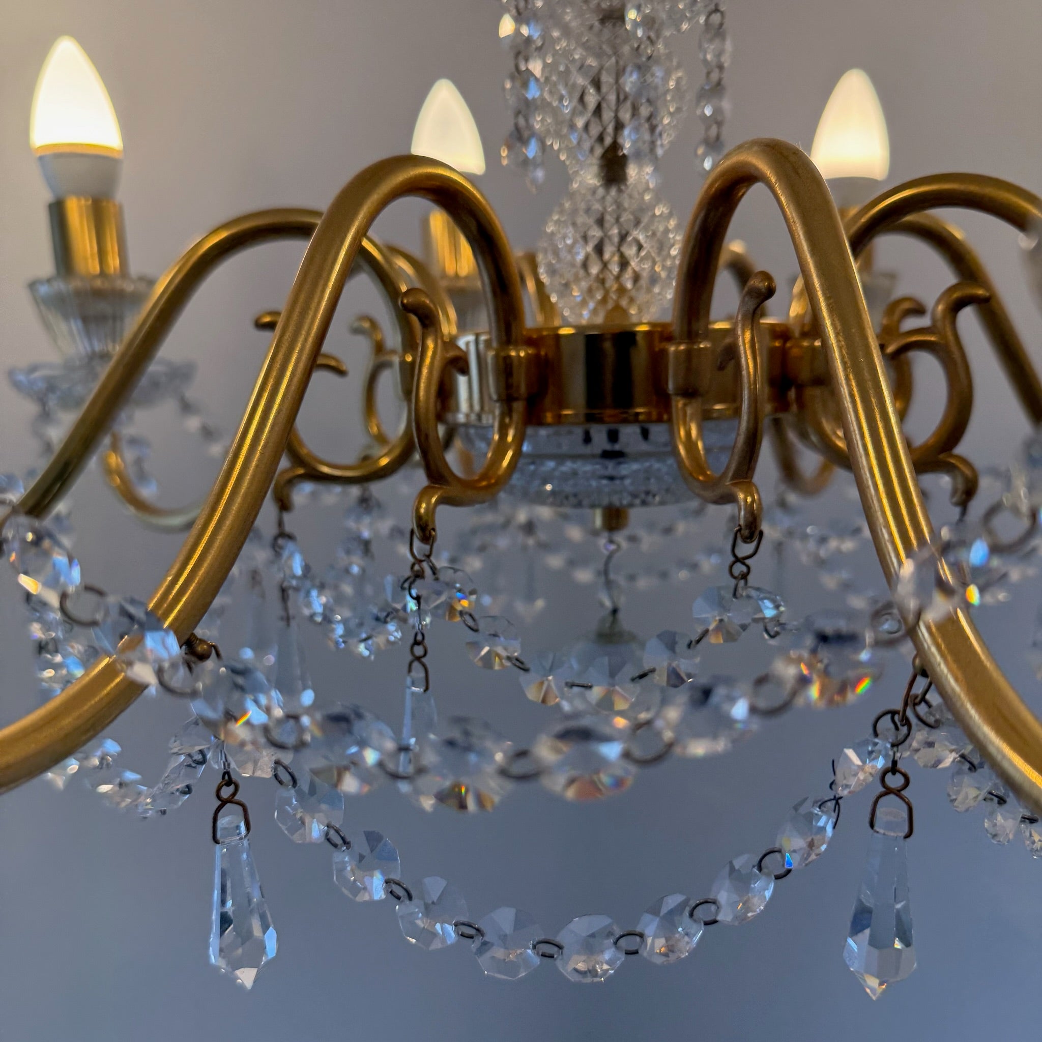 Prachtvoller 8-flammiger Kristall-Kronleuchter um 1960 I 14 Karat Echtgold-Vergoldung I Schweres Bleikristall Prunk-Chandelier 74 cm Showroom Ansbach