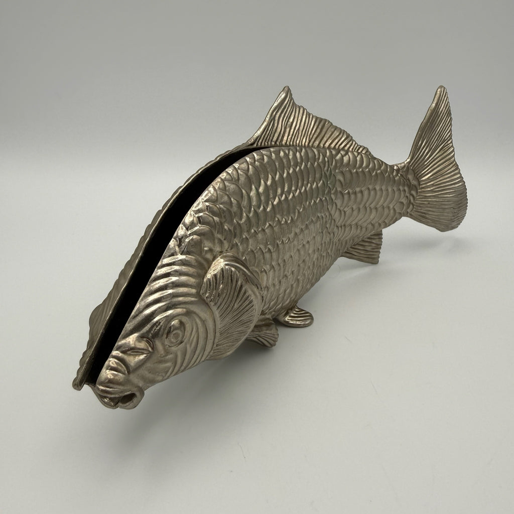 Italienischer Design Serviettenhalter Fisch I Hollywood Regency 1960er/70er I Modello Depositato Bicolor Silber & Messing Karpfen 23,4 cm Showroom Ansbach