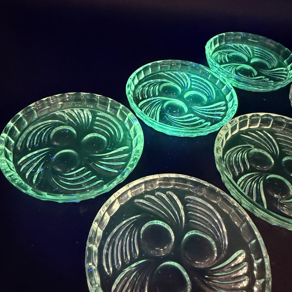 6x Uranglas Untersetzer Tellerchen Art Deco UV Glas fluoreszierend 8,5 cm Set Showroom Ansbach
