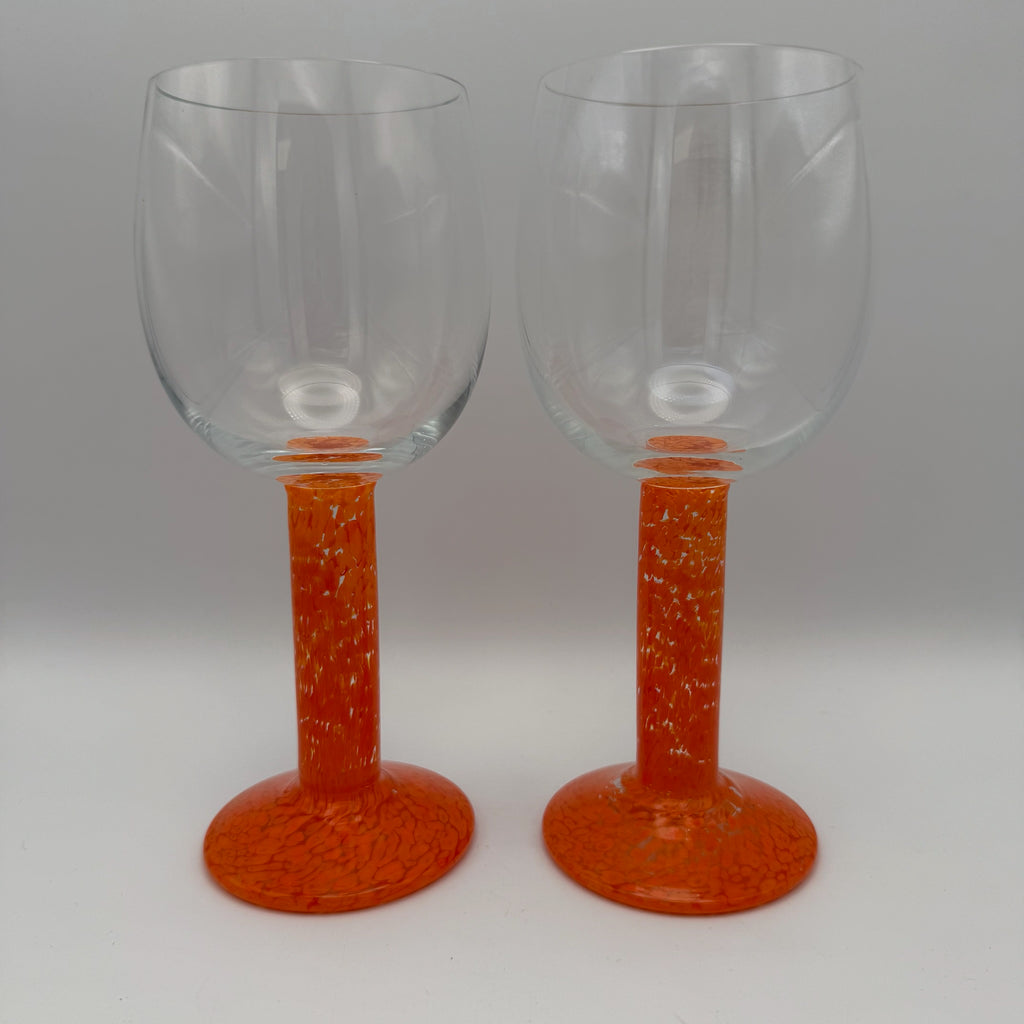 Paar Postmoderne Design Weingläser I Memphis Stil 1990er I Dicker Stiel Orange Weiß I Handarbeit I 19,5 cm Showroom Ansbach