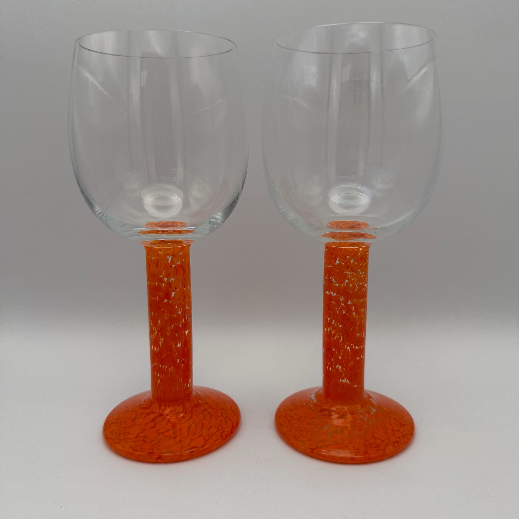 Paar Postmoderne Design Weingläser I Memphis Stil 1990er I Dicker Stiel Orange Weiß I Handarbeit I 19,5 cm Showroom Ansbach