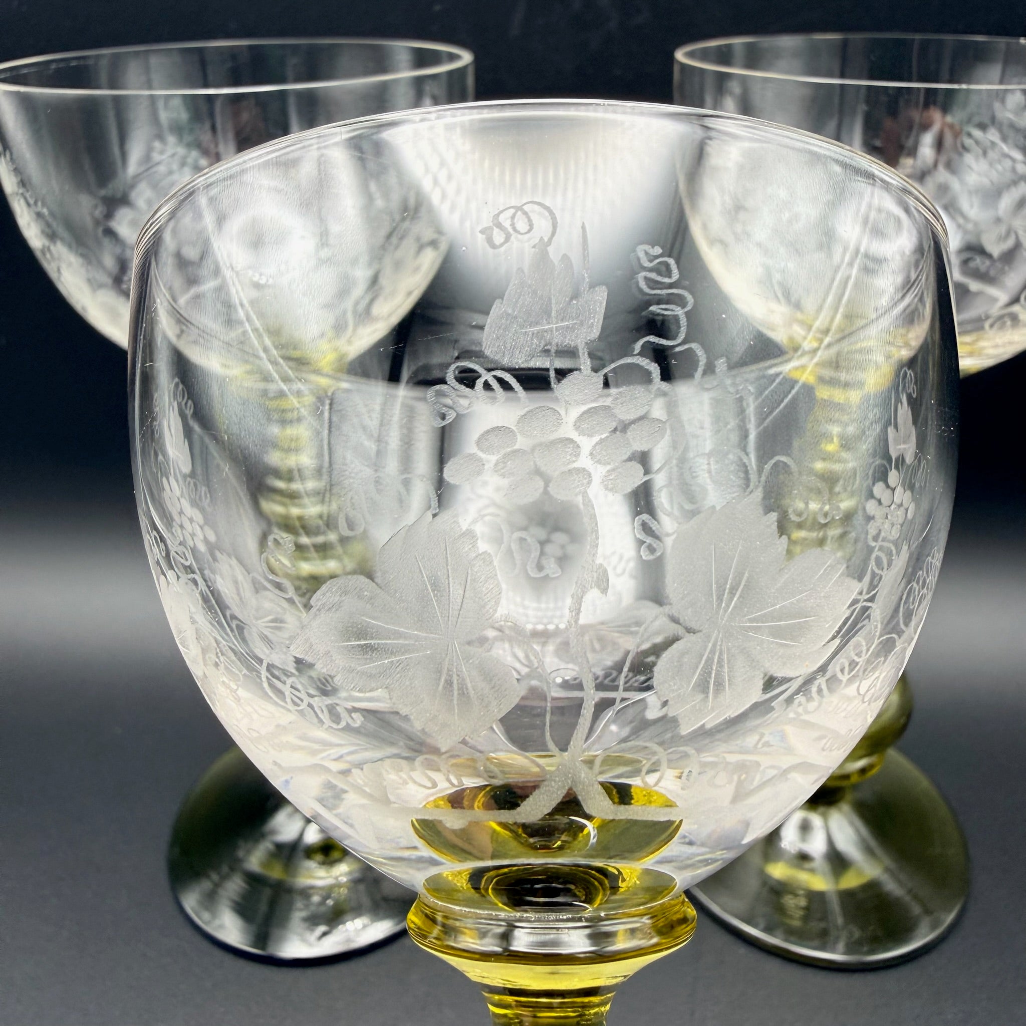 3 Uranglas Römergläser mit Weinlaub Gravur | Uranium Glass | Grüner Nodus-Schaft | Vintage Weingläser | 18 cm Showroom Ansbach