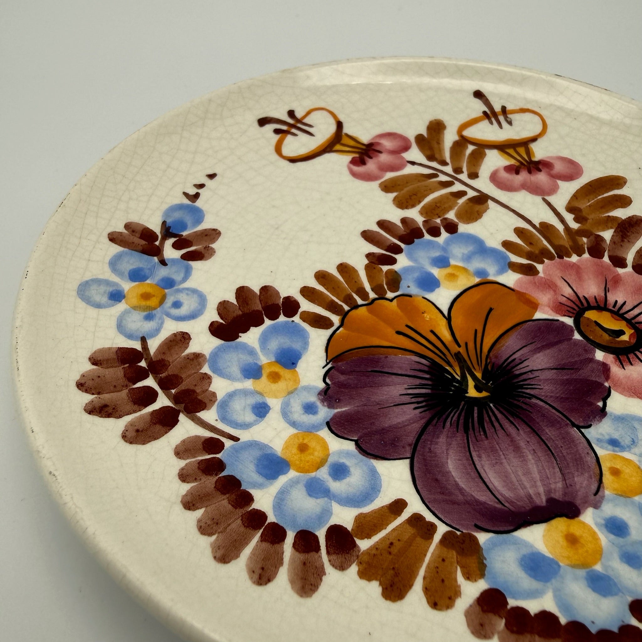 2er Set antike Bauernkeramik Teller I Handbemalt Steti I Stiefmütterchen Böhmen I Krakelee Shabby Chic Showroom Ansbach