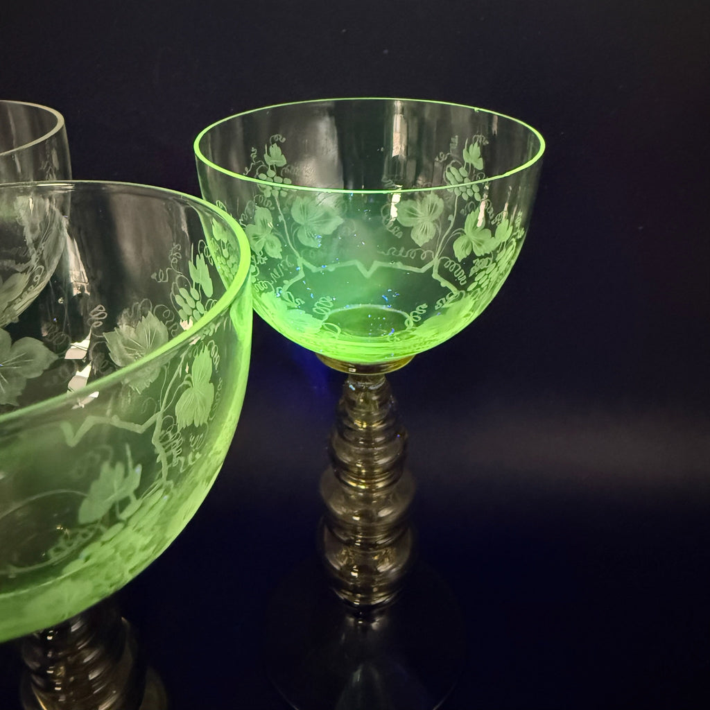 3 Uranglas Römergläser mit Weinlaub Gravur | Uranium Glass | Grüner Nodus-Schaft | Vintage Weingläser | 18 cm Showroom Ansbach