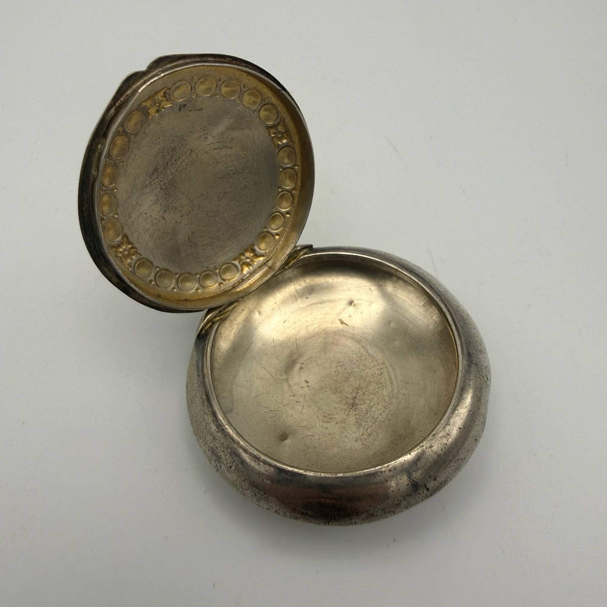 Antike Jugendstil Pillendose Alpacca I Kettenanhänger Dose I Guilloche & Rocaille um 1910 I 4,5 cm Showroom Ansbach