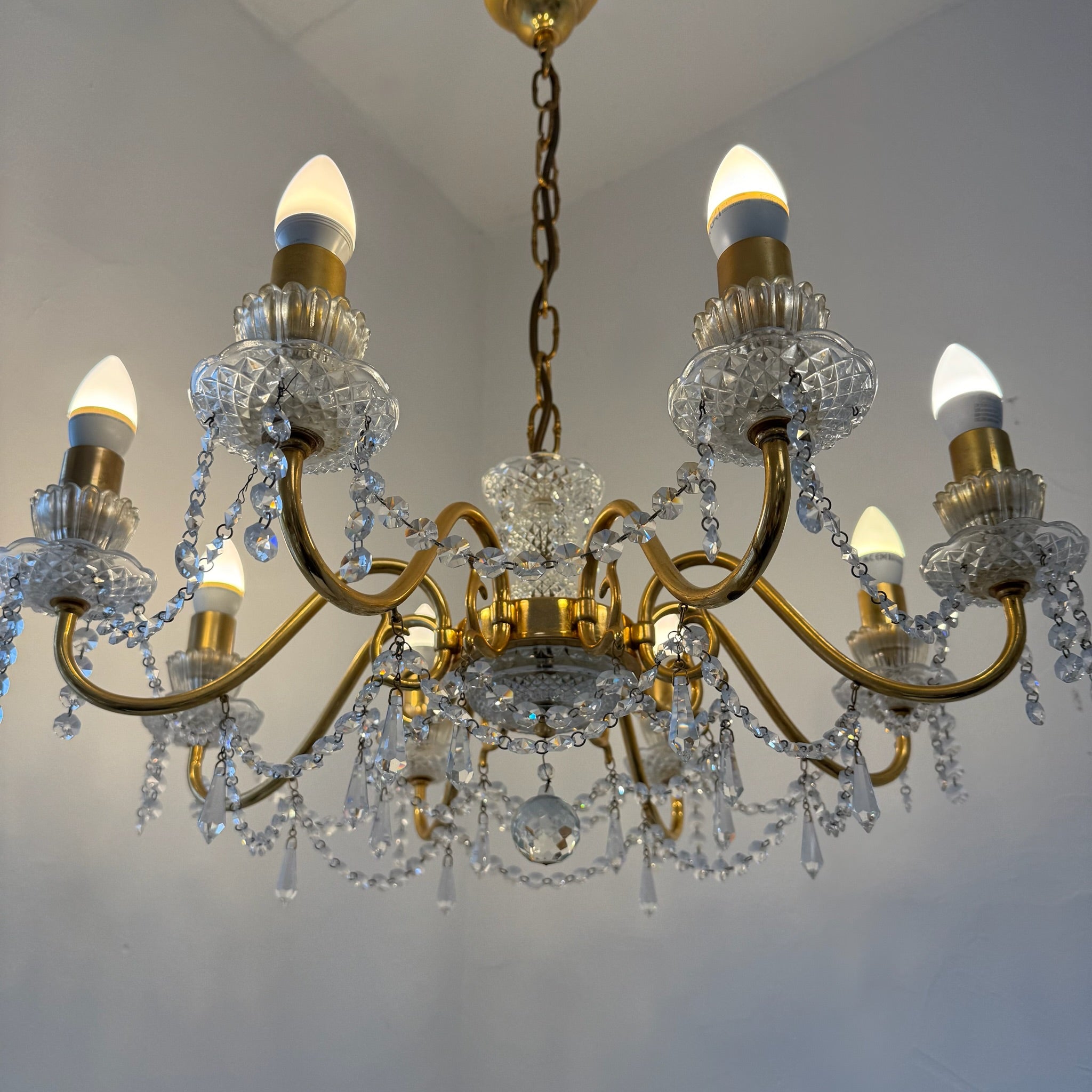 Prachtvoller 8-flammiger Kristall-Kronleuchter um 1960 I 14 Karat Echtgold-Vergoldung I Schweres Bleikristall Prunk-Chandelier 74 cm Showroom Ansbach