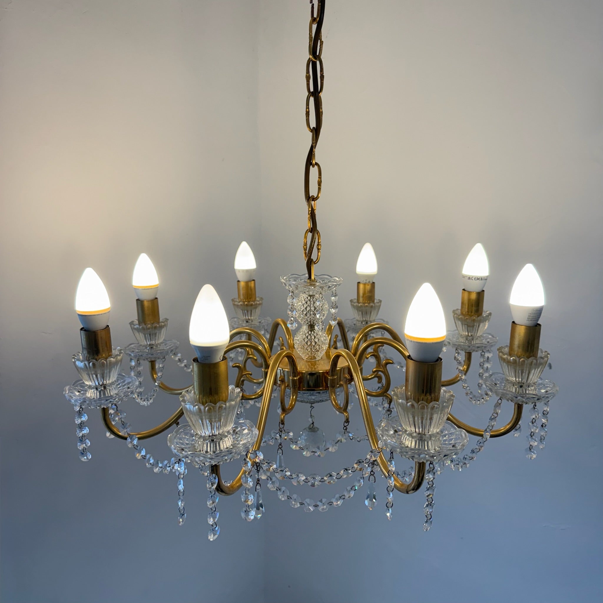 Prachtvoller 8-flammiger Kristall-Kronleuchter um 1960 I 14 Karat Echtgold-Vergoldung I Schweres Bleikristall Prunk-Chandelier 74 cm Showroom Ansbach