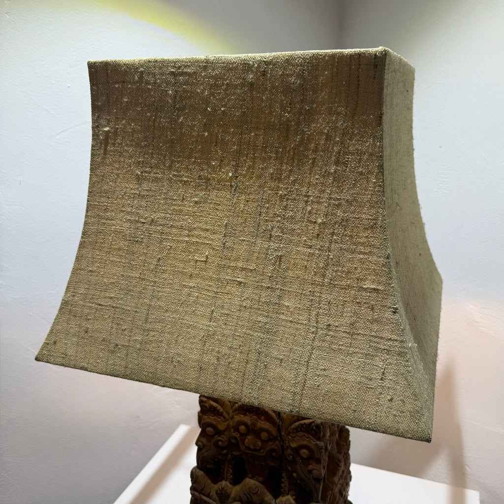 Große balinesische Tempellampe aus handgeschnitztem Hartholz – wahrscheinlich 19. Jahrhundert – monumentale Holzschnitzerei, 71 cm Showroom Ansbach
