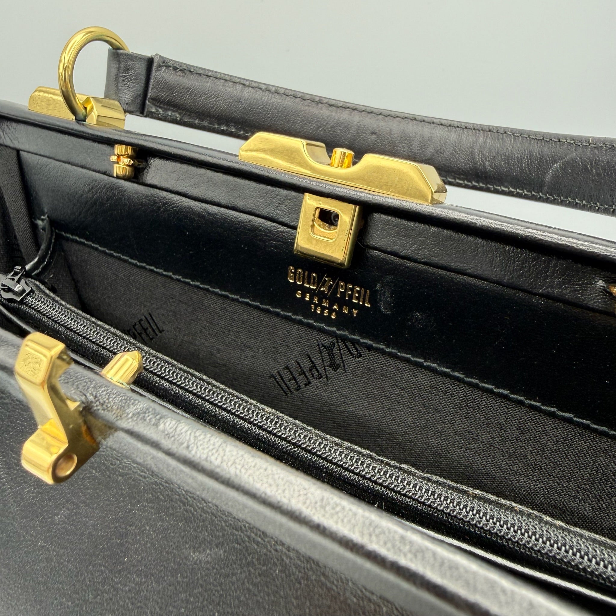 Goldpfeil Vintage Lederhandtasche I Black Boxcalf I Gold-Hardware I Mid-Century um 1960 I Mit Spiegel I 33 cm Gold Pfeil