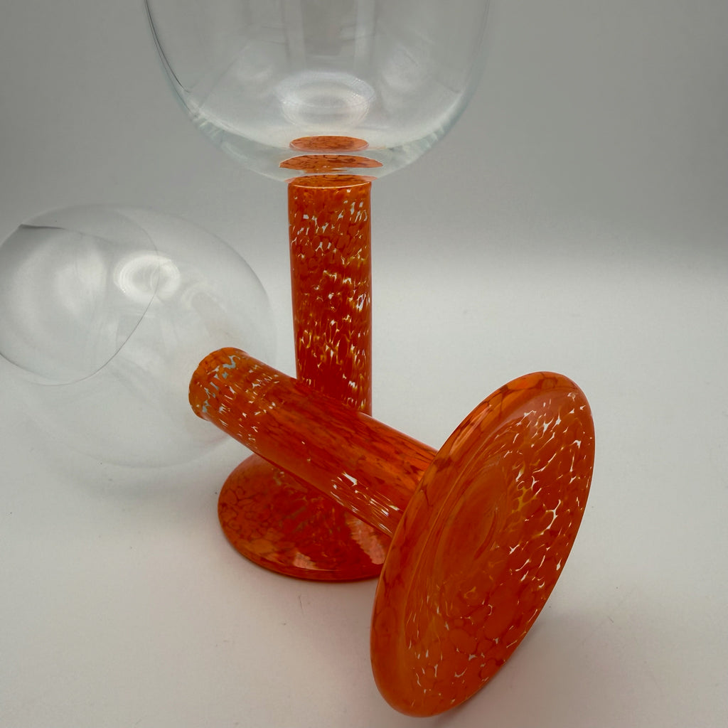 Paar Postmoderne Design Weingläser I Memphis Stil 1990er I Dicker Stiel Orange Weiß I Handarbeit I 19,5 cm Showroom Ansbach
