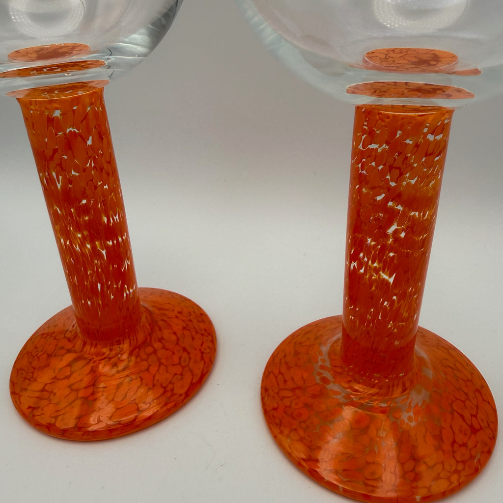 Paar Postmoderne Design Weingläser I Memphis Stil 1990er I Dicker Stiel Orange Weiß I Handarbeit I 19,5 cm Showroom Ansbach