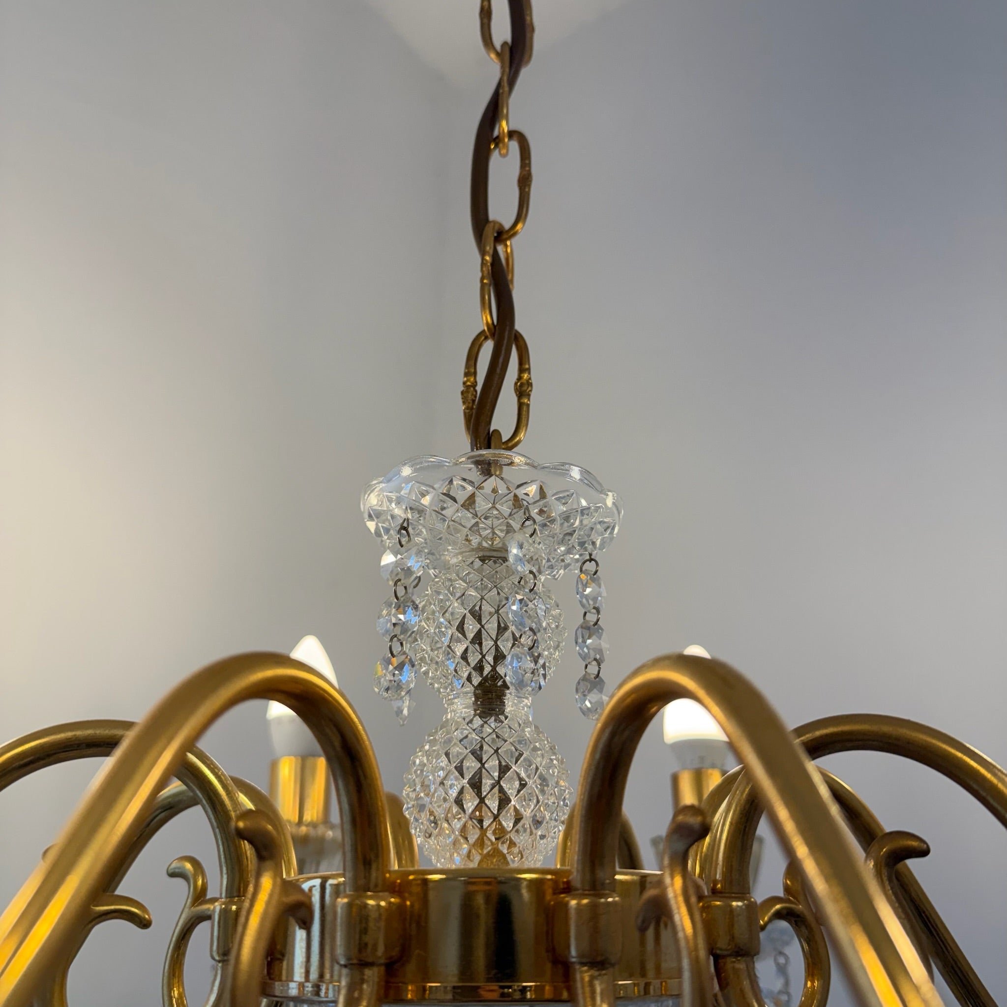 Prachtvoller 8-flammiger Kristall-Kronleuchter um 1960 I 14 Karat Echtgold-Vergoldung I Schweres Bleikristall Prunk-Chandelier 74 cm Showroom Ansbach