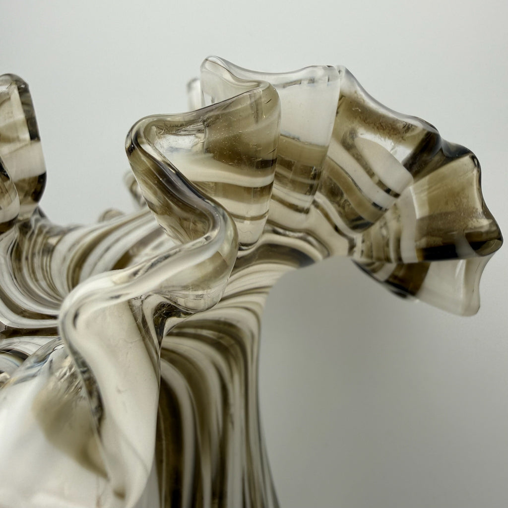 Große Murano Stil Opalglas Vase I Gekämmter Faden-Dekor Braun Weiß I Geraffter Rüschenrand Vintage 1970er I 33,5 cm Showroom Ansbach
